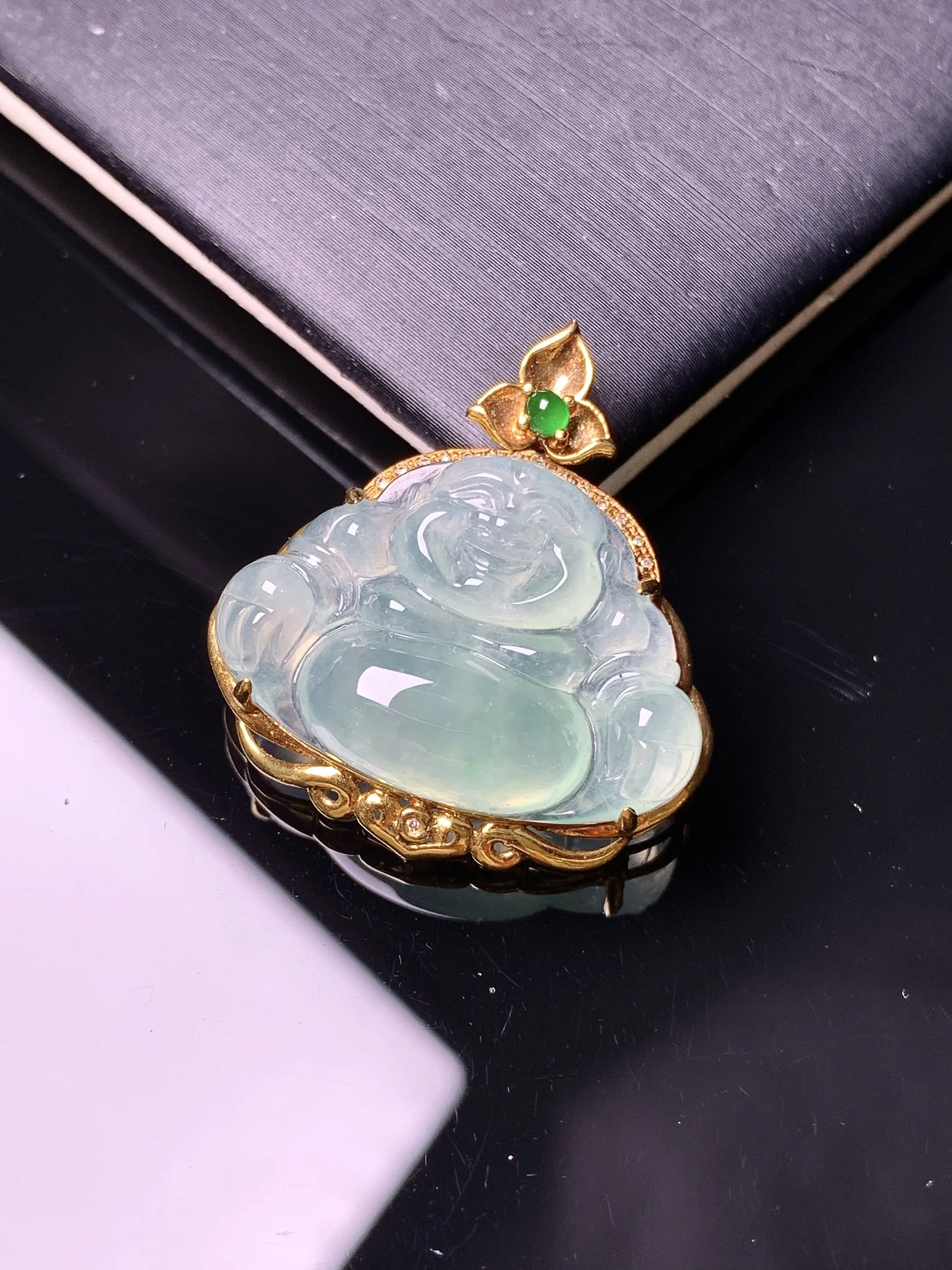 18k金钻镶嵌冰种佛公吊坠 玉质细腻 色泽艳丽清新 整体尺寸27.2*25.5*8.2