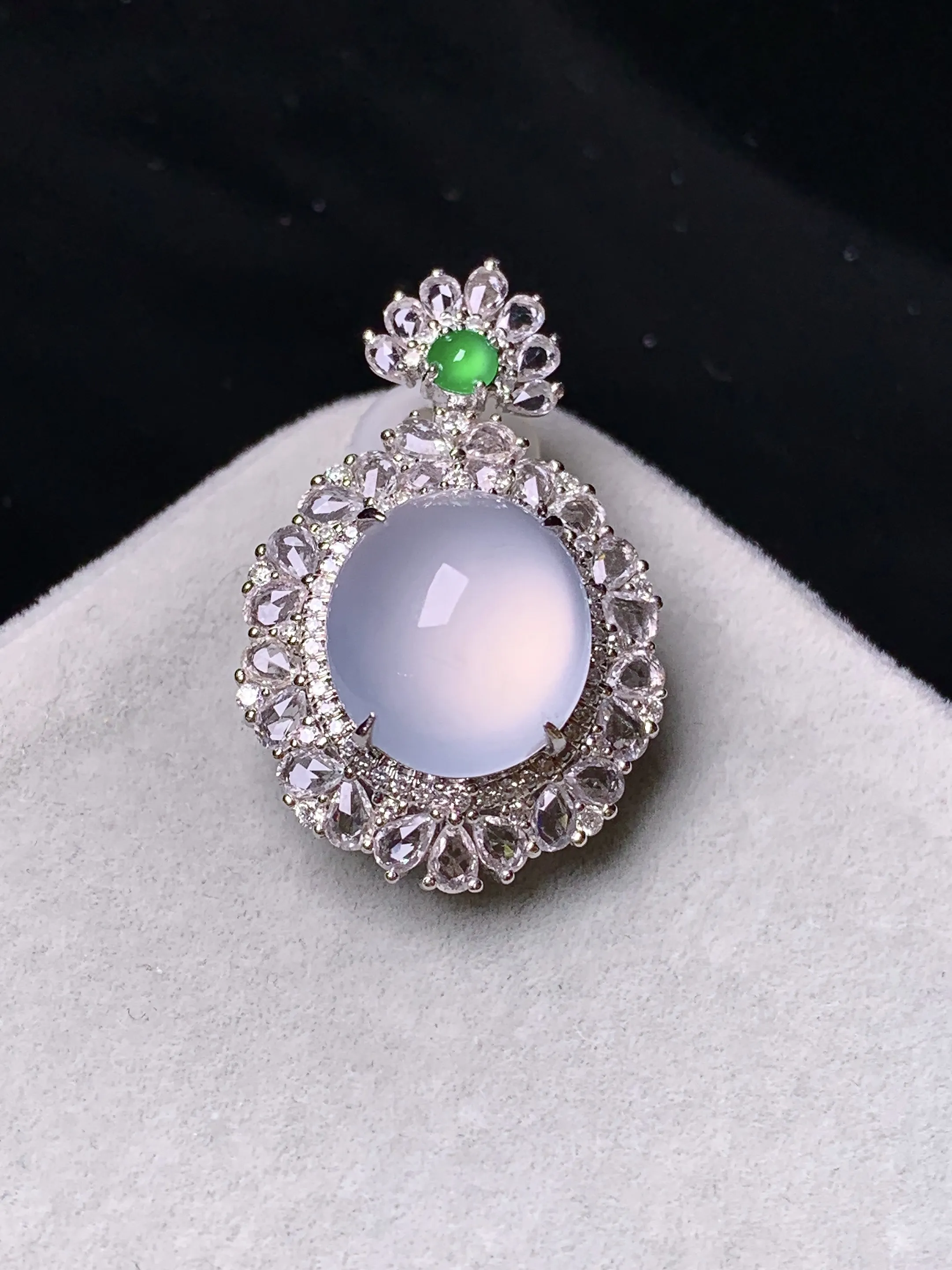 18k金钻镶嵌冰种蛋面吊坠 玉质细腻 色泽艳丽清新 整体尺寸29.3*18.7*11.3