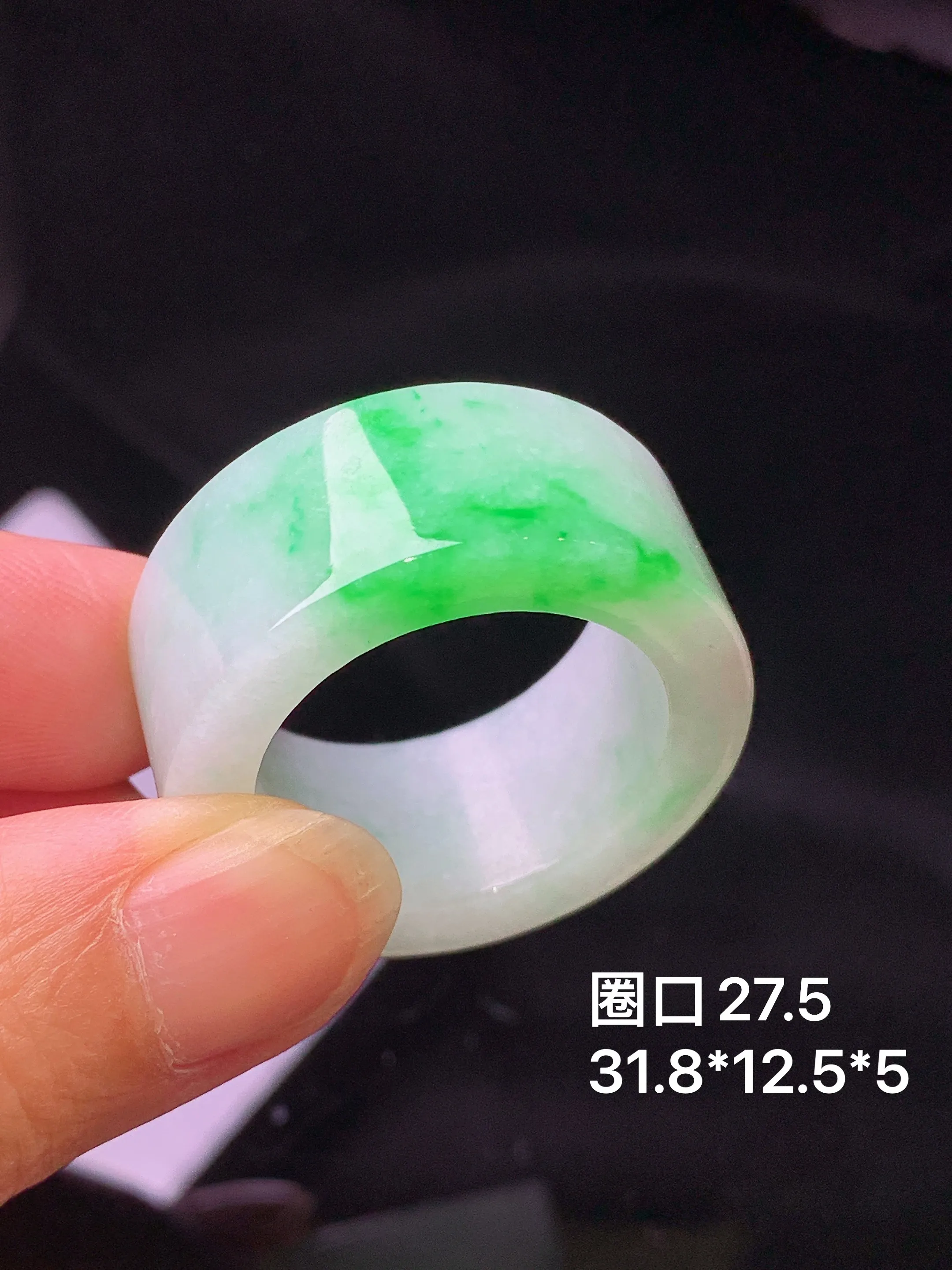 飘绿扳指 玉质细腻 色泽艳丽清新 圈口27.5 整体尺寸31.8*12.5*5