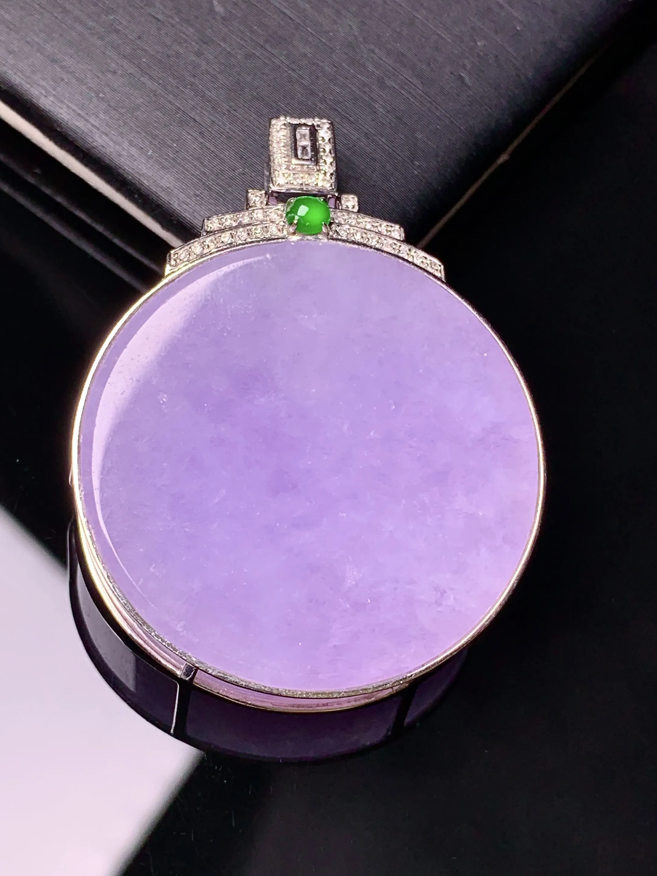 18k金钻镶嵌紫罗兰圆牌吊坠 玉质细腻 色泽艳丽清新 整体尺寸39.3*29.5*7.5