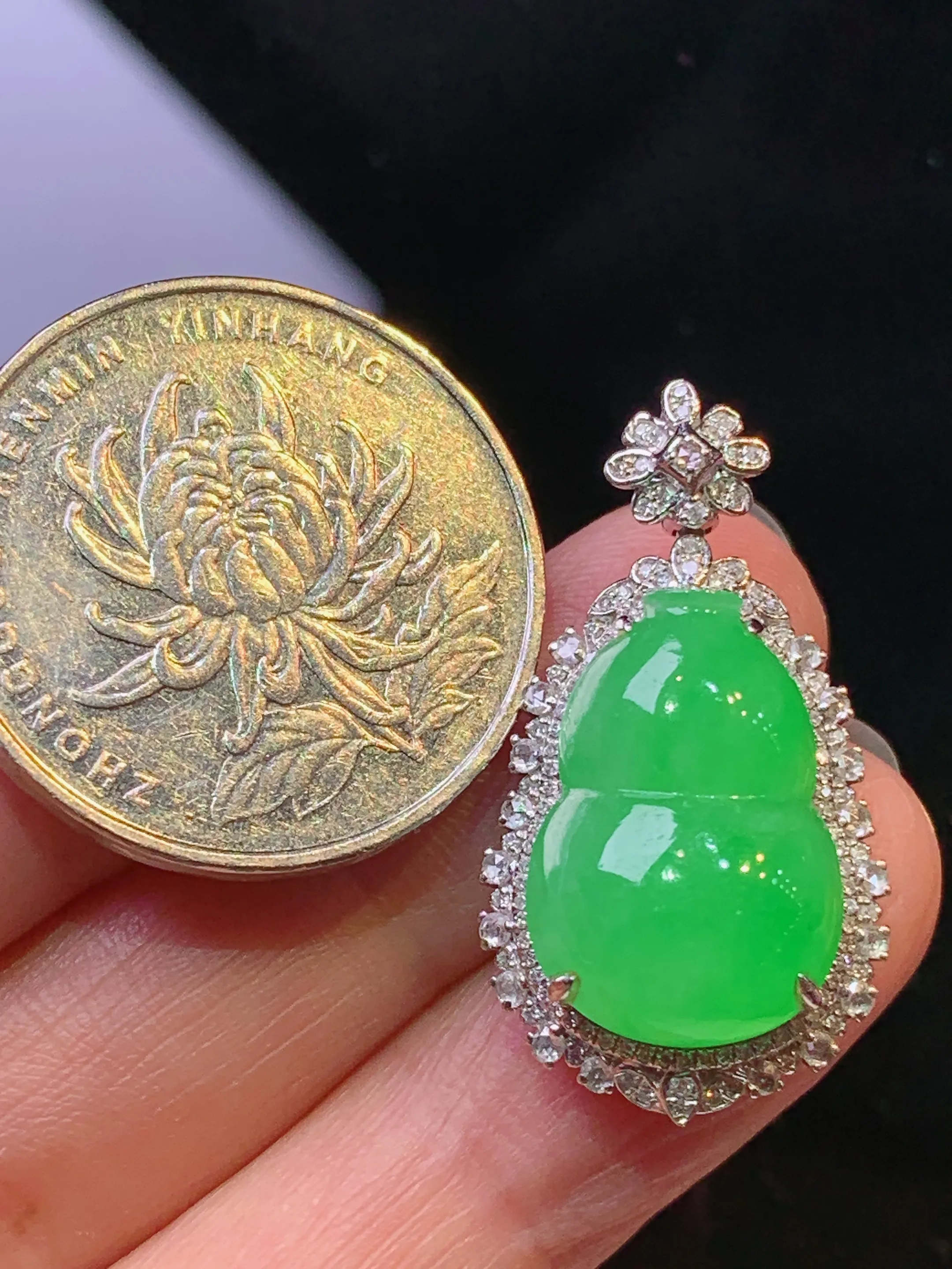 18k金钻镶嵌翠绿葫芦吊坠 玉质细腻 色泽艳丽清新 整体尺寸29.5*16.3*10.8