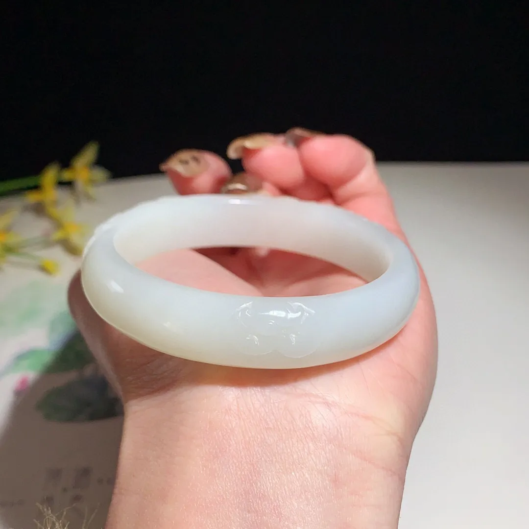和田玉54圈口且末糖料雕花手镯，玉质细腻油润 底色纯净 无裂无杂 脂粉好，品质好