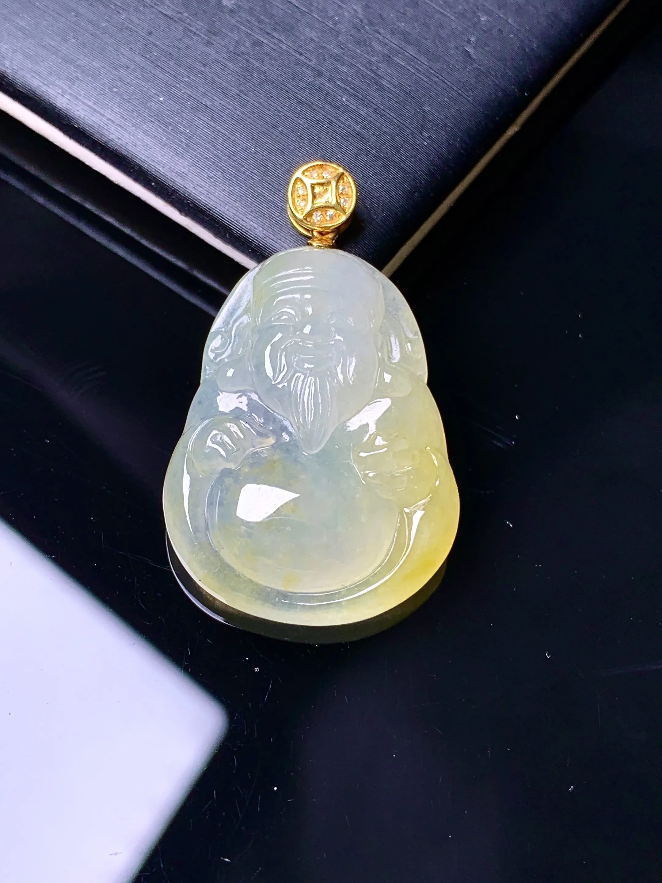 18k金钻镶嵌飘黄翡财神吊坠 玉质细腻 色泽艳丽清新 整体尺寸32.5*20*6