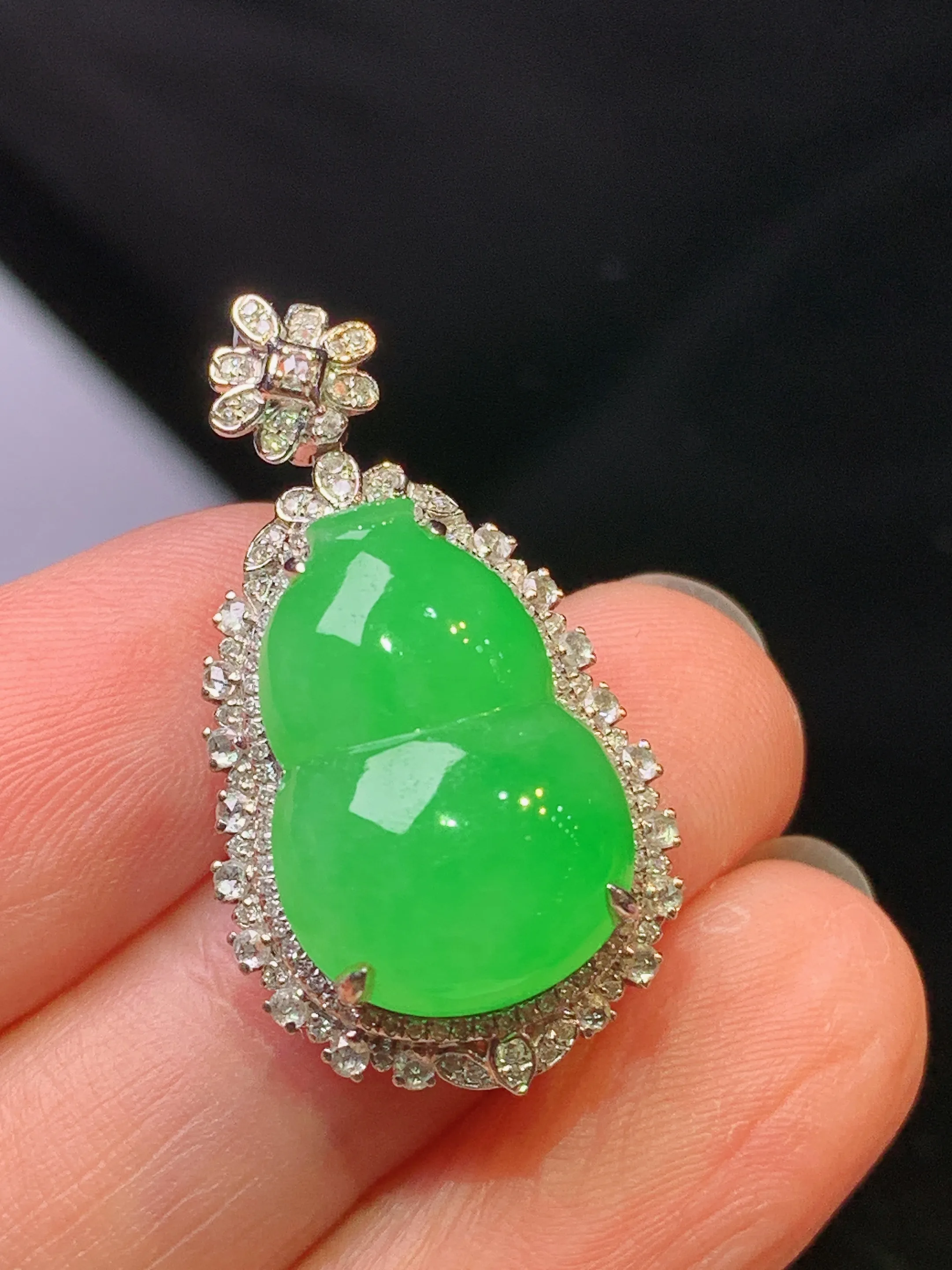 18k金钻镶嵌翠绿葫芦吊坠 玉质细腻 色泽艳丽清新 整体尺寸29.5*16.3*10.8