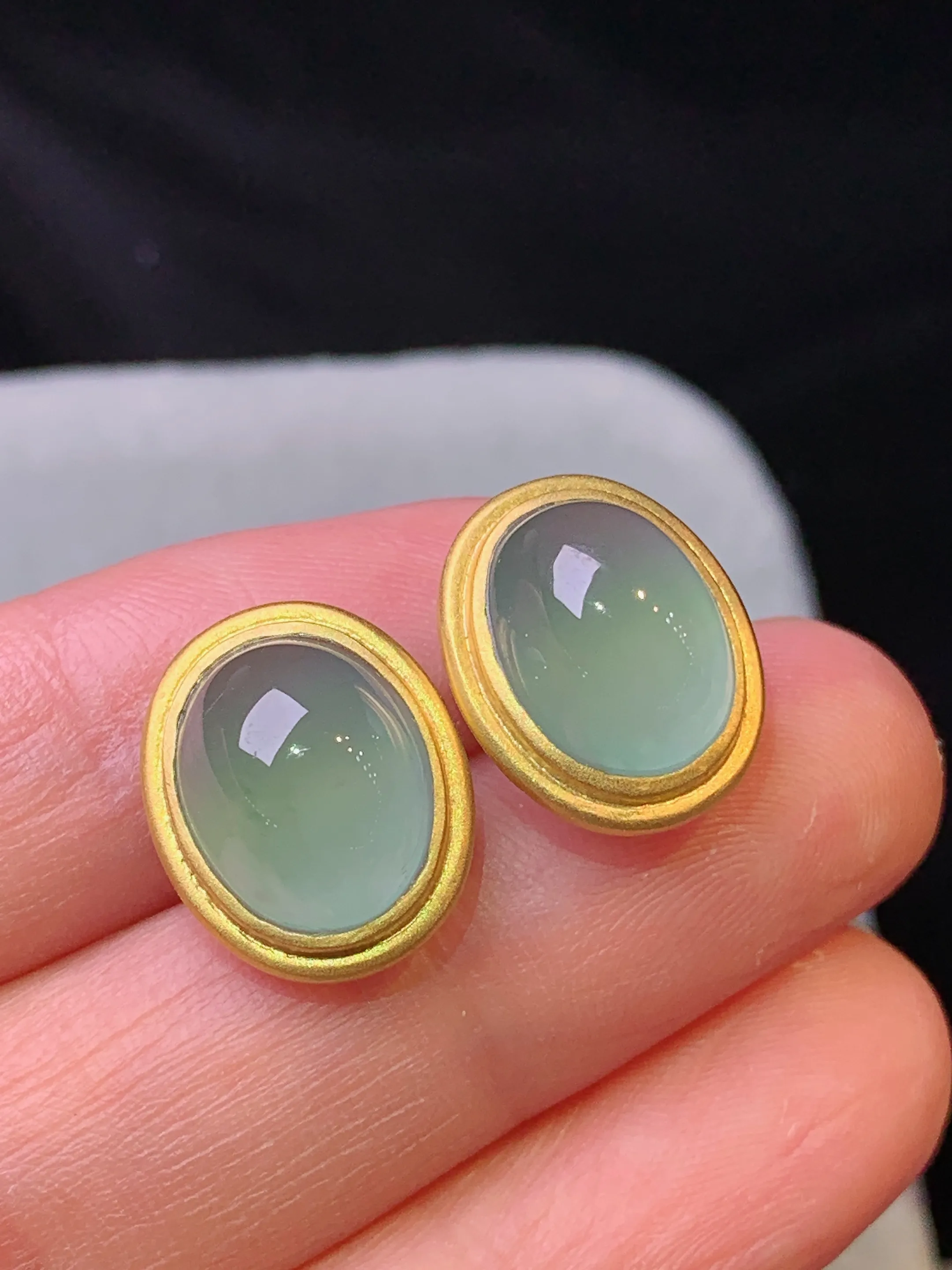 18k金镶嵌晴绿蛋面耳钉 玉质细腻 色泽艳丽清新 整体尺寸15*12.3*7.2