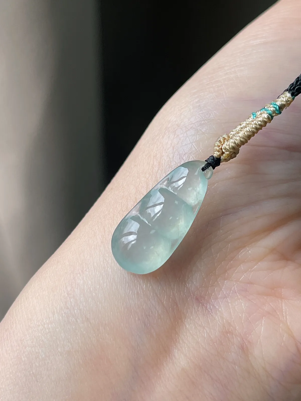 翡翠冰种淡绿色福豆吊坠