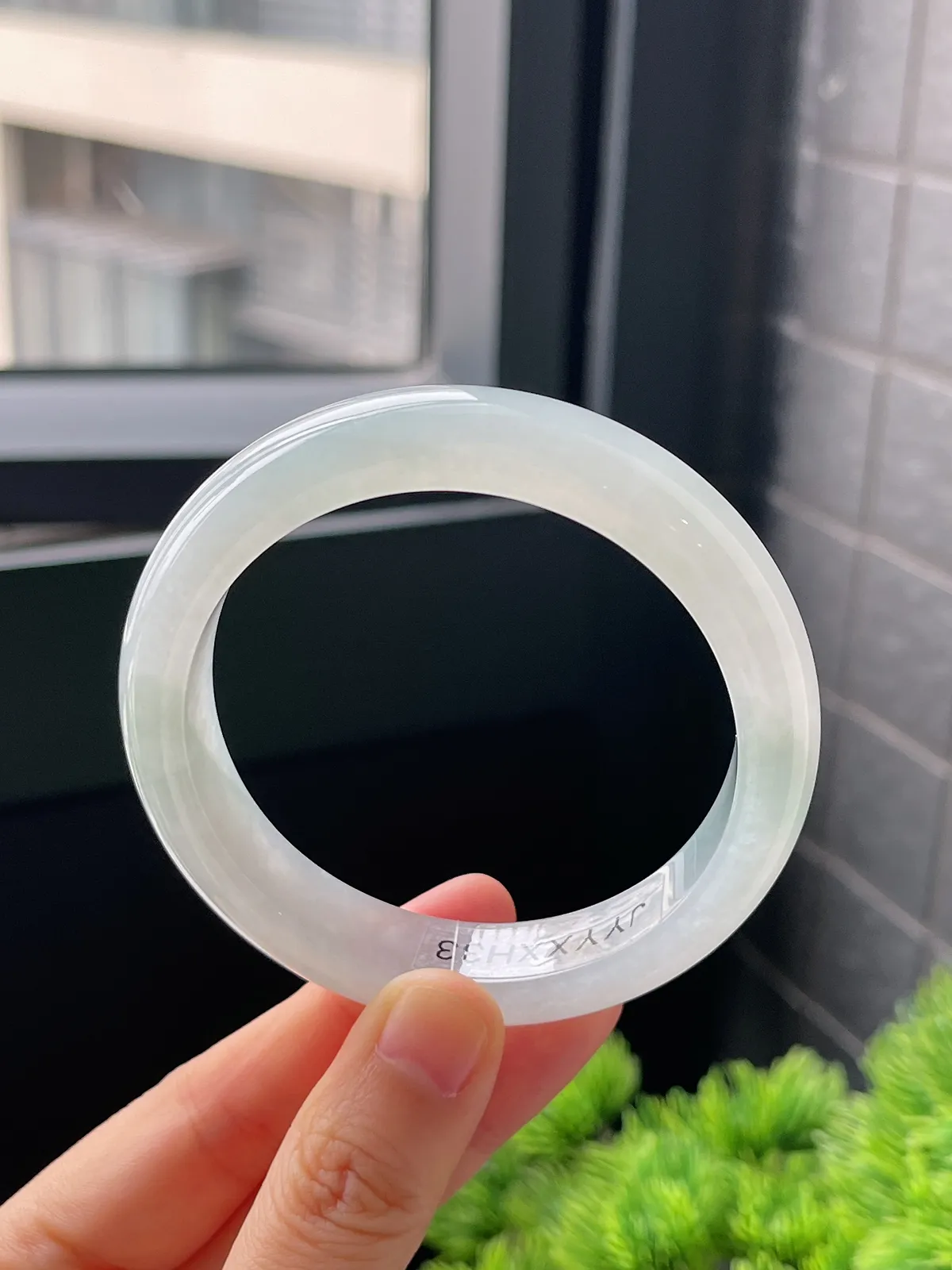 正圈56.4圈口，翡翠冰糯种淡绿色手镯