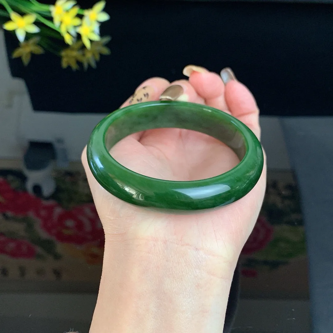 和田玉59.5圈口菠菜绿宽条碧玉手镯！精品细料，玉质细腻油润 底色纯净 无裂无杂 脂粉好，品质高