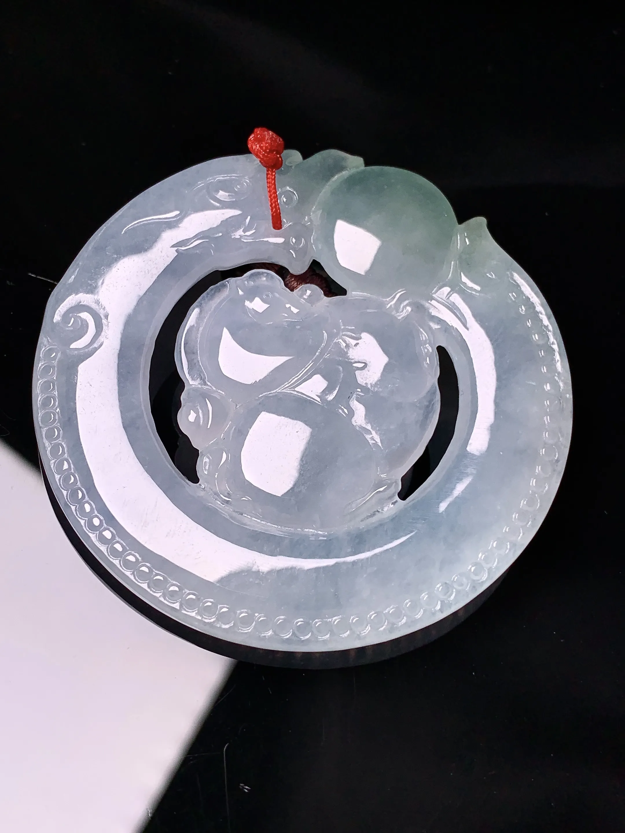 冰种生肖鼠牌吊坠 玉质细腻 色泽艳丽清新 整体尺寸51.5*52*5.8