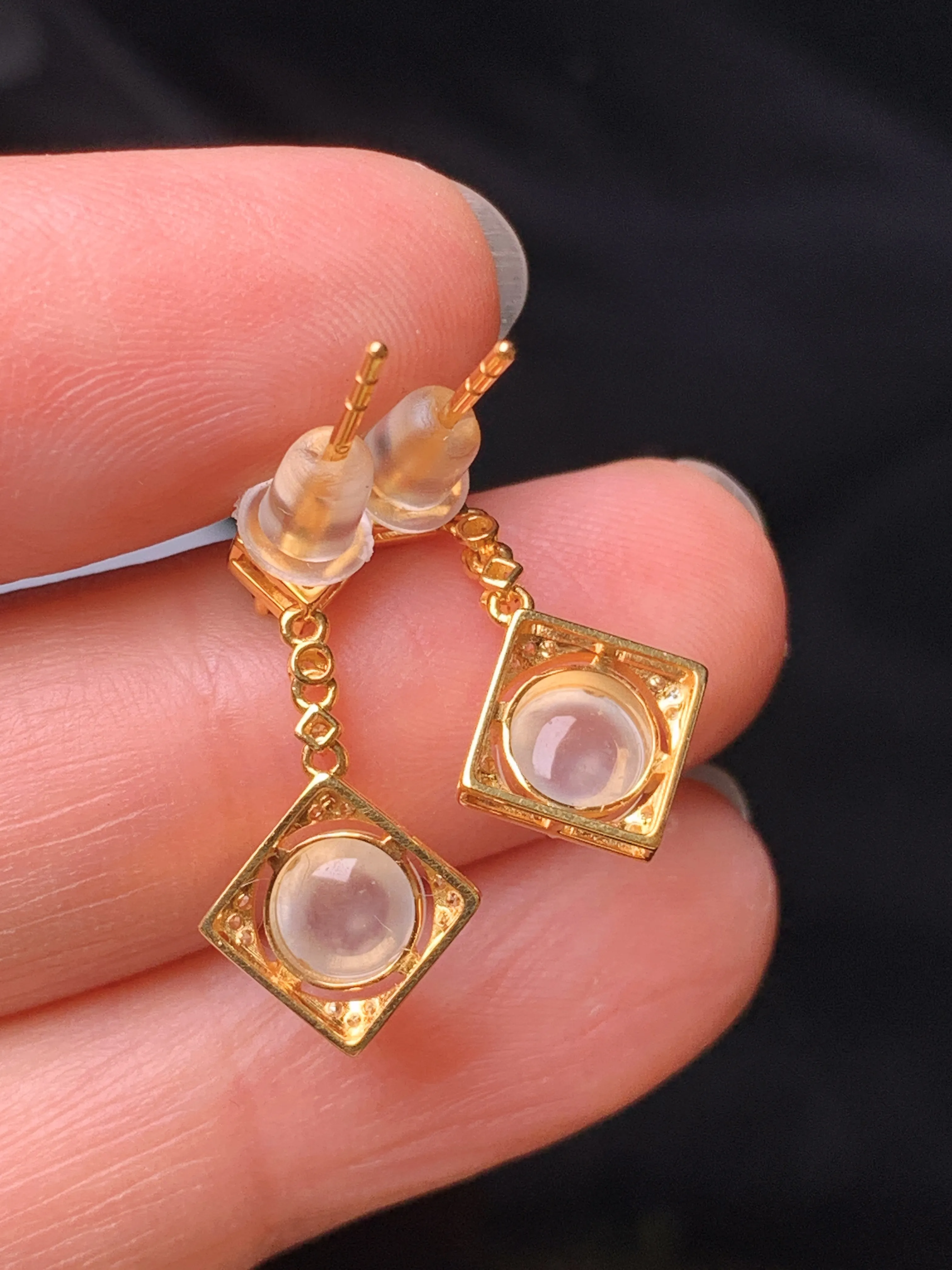 18k金钻镶嵌冰种蛋面耳坠 玉质细腻 色泽艳丽清新 整体尺寸21.5*10*5.6