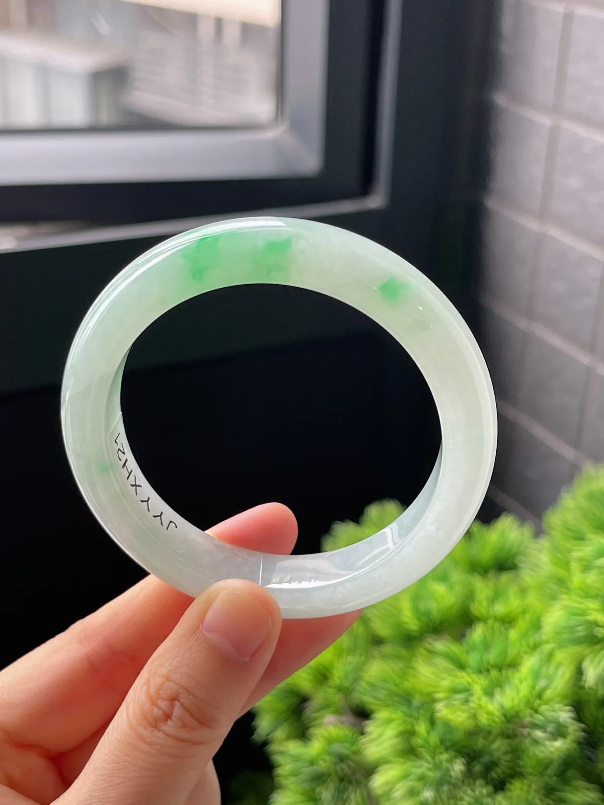 正圈54圈口，翡翠冰糯种飘绿手镯