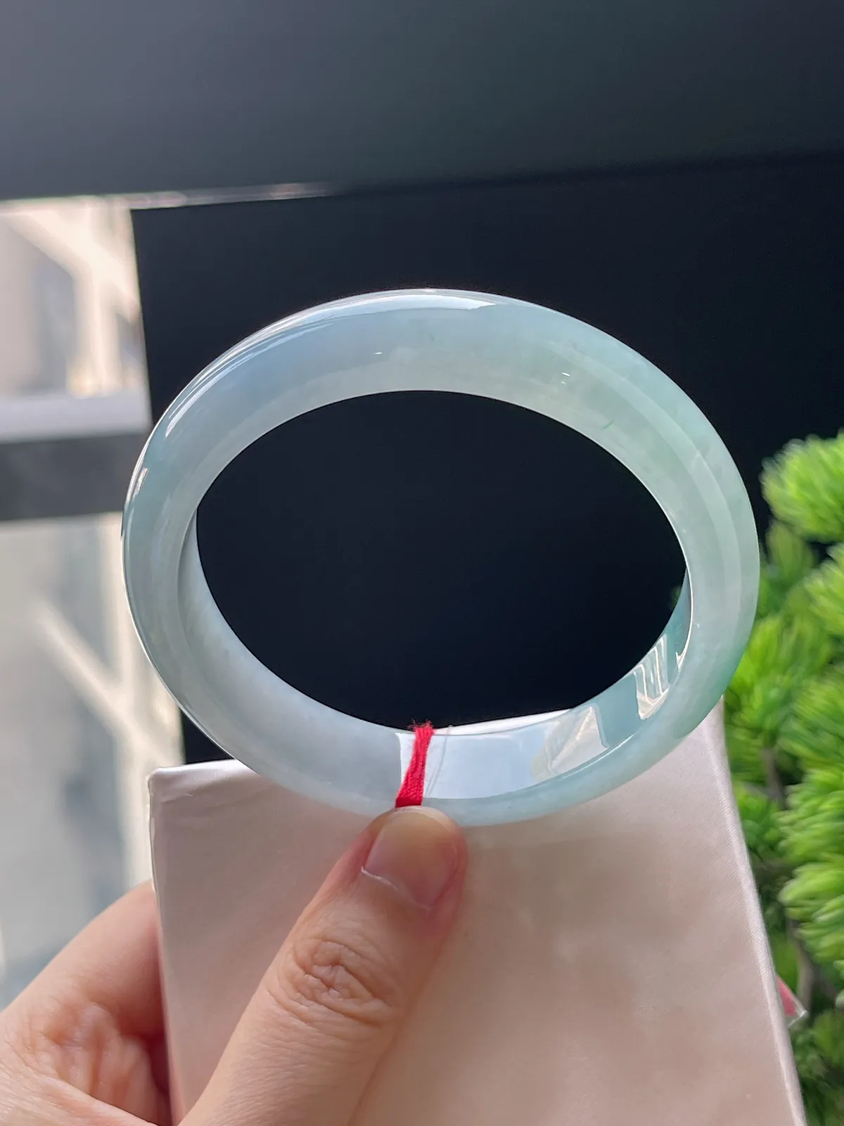 正圈60圈口，翡翠冰糯种淡绿色手镯