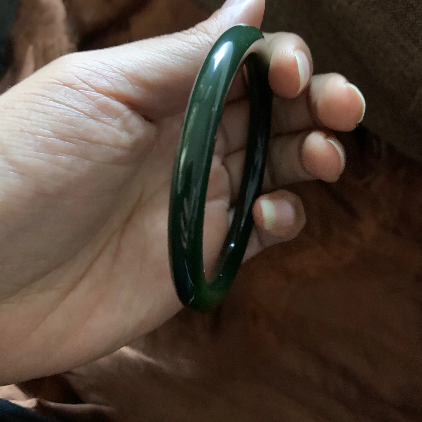 和田玉碧玉61.1圈口菠菜绿手镯，镯型古朴典雅。在诗情画意的雨巷相遇，你是我腕间的一抹风情，有你眸有