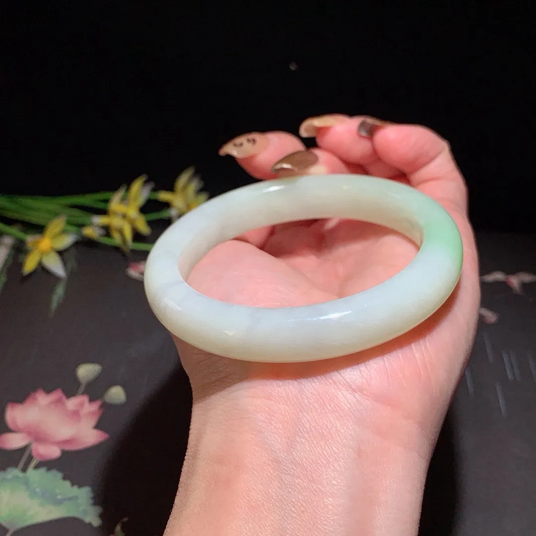 和田玉57.5圈口翠青手镯，玉质细腻油润 底色纯净 无裂无黑 脂粉好，品质高