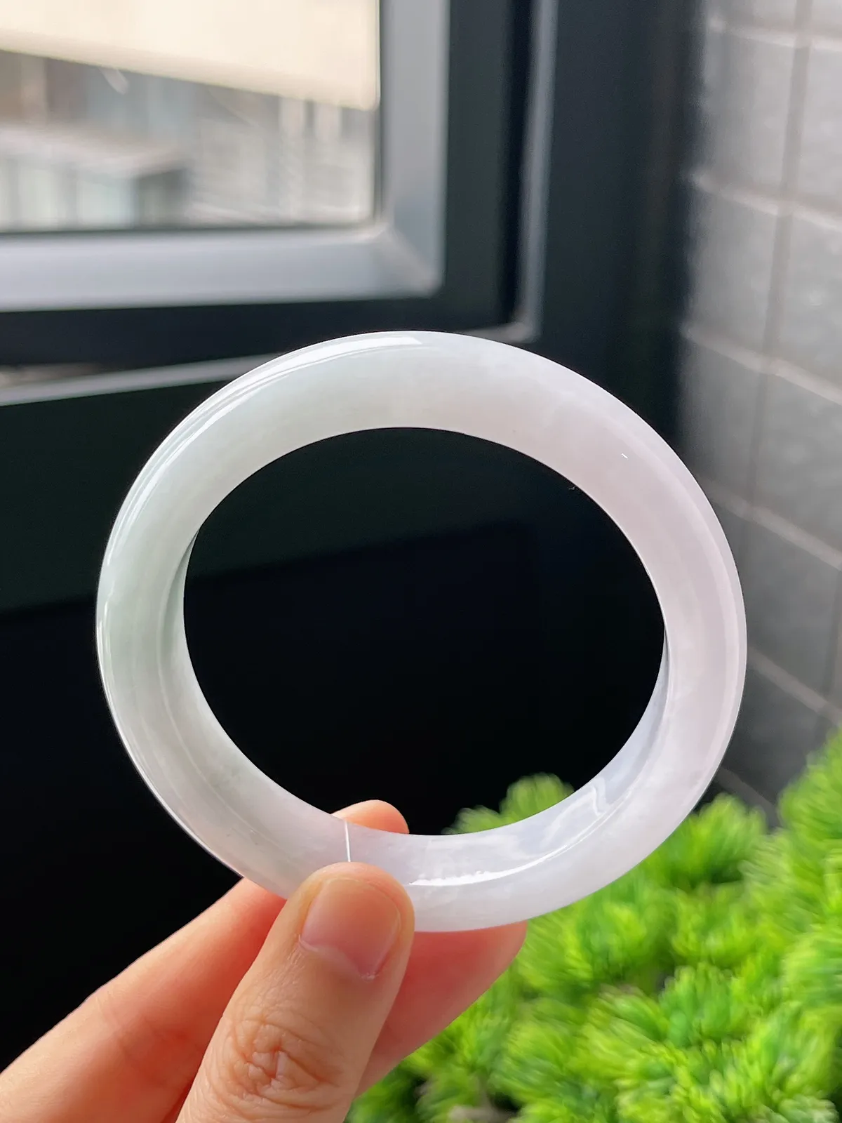 正圈56.9圈口，翡翠糯化种淡绿色手镯