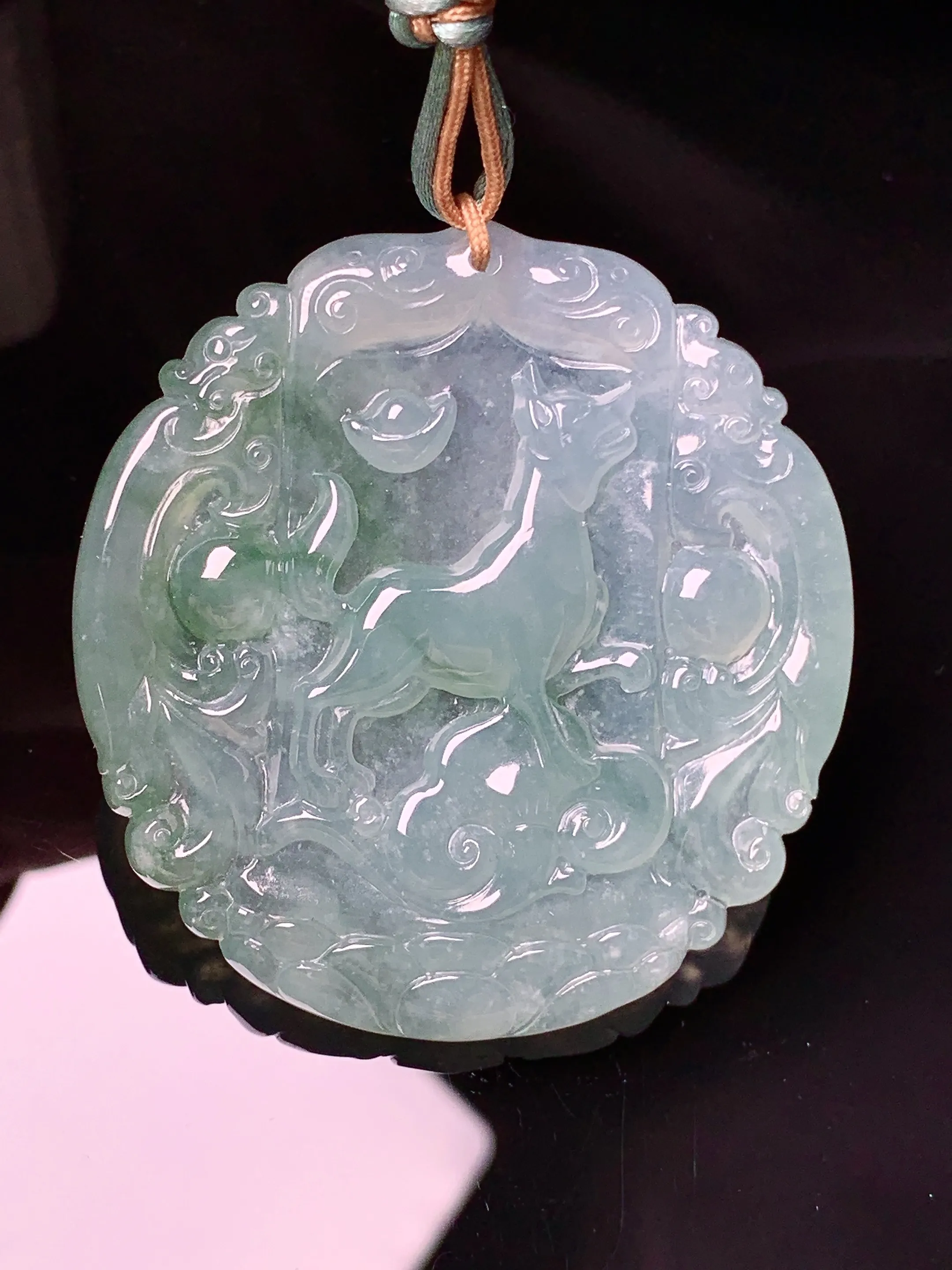 冰种飘绿生肖狗牌吊坠 玉质细腻 色泽艳丽清新 整体尺寸47.8*45.2*5.2