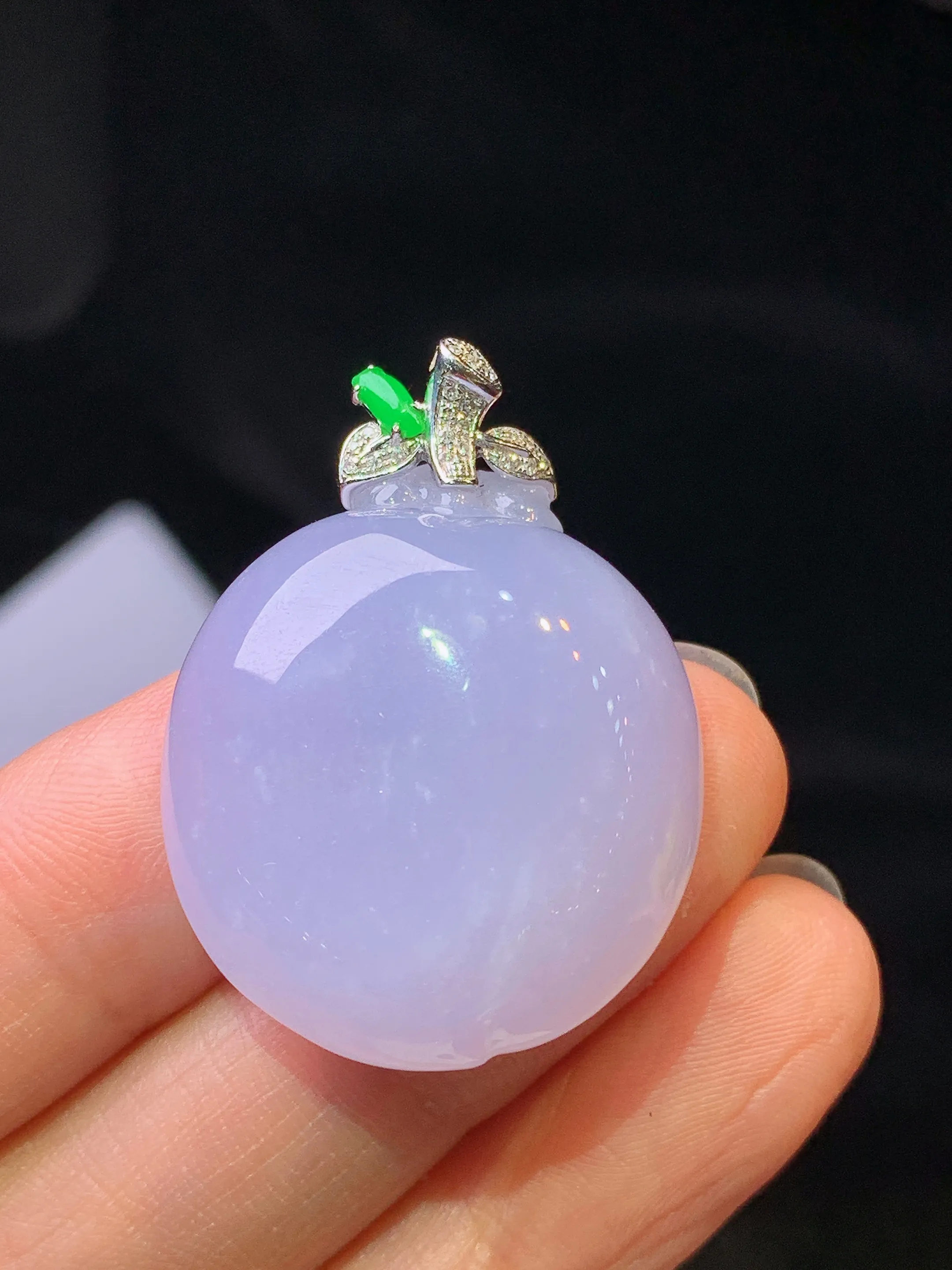 18k金钻镶嵌紫罗兰寿桃吊坠 玉质细腻 色泽艳丽清新 整体尺寸34.3*25.5*10.3