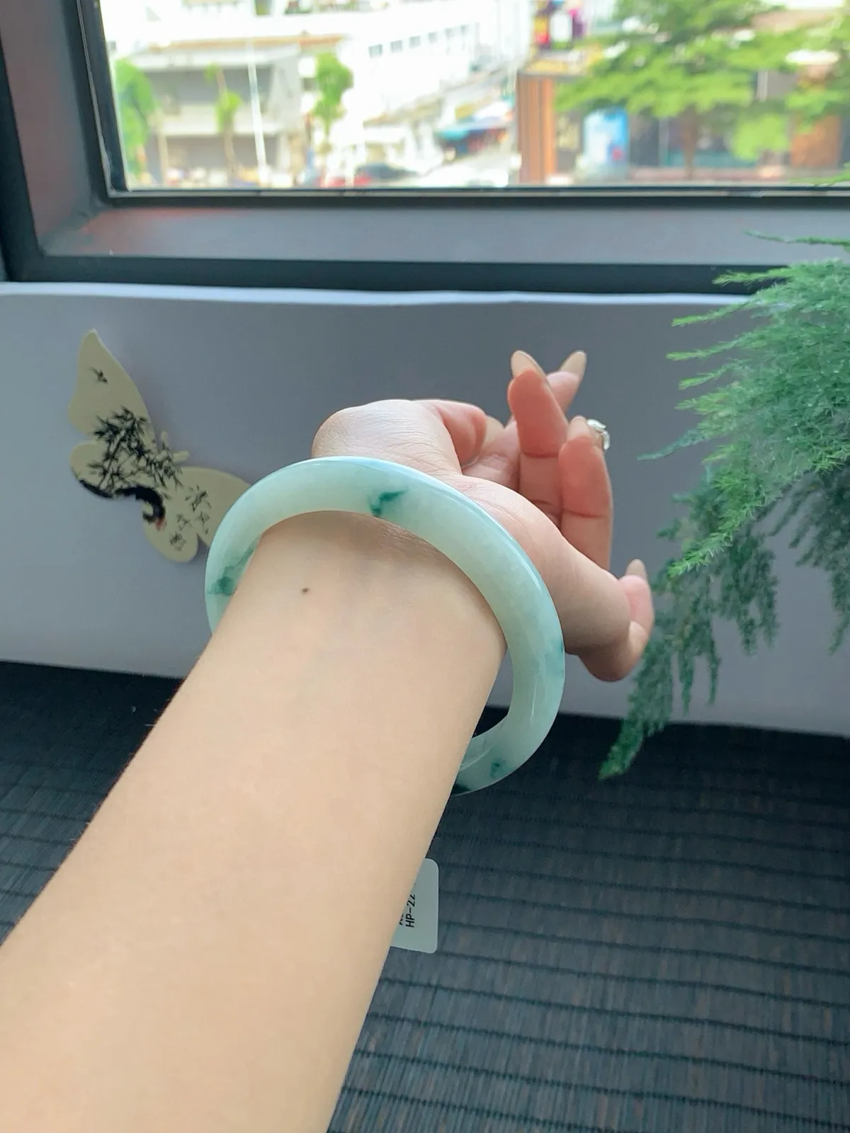 【冰飘花手镯】
一汀烟雨杏花寒雨过天晴的柔风绿色 澄净湖水的宁静仿佛整个春天都在里面
【尺寸】61-13-8mm