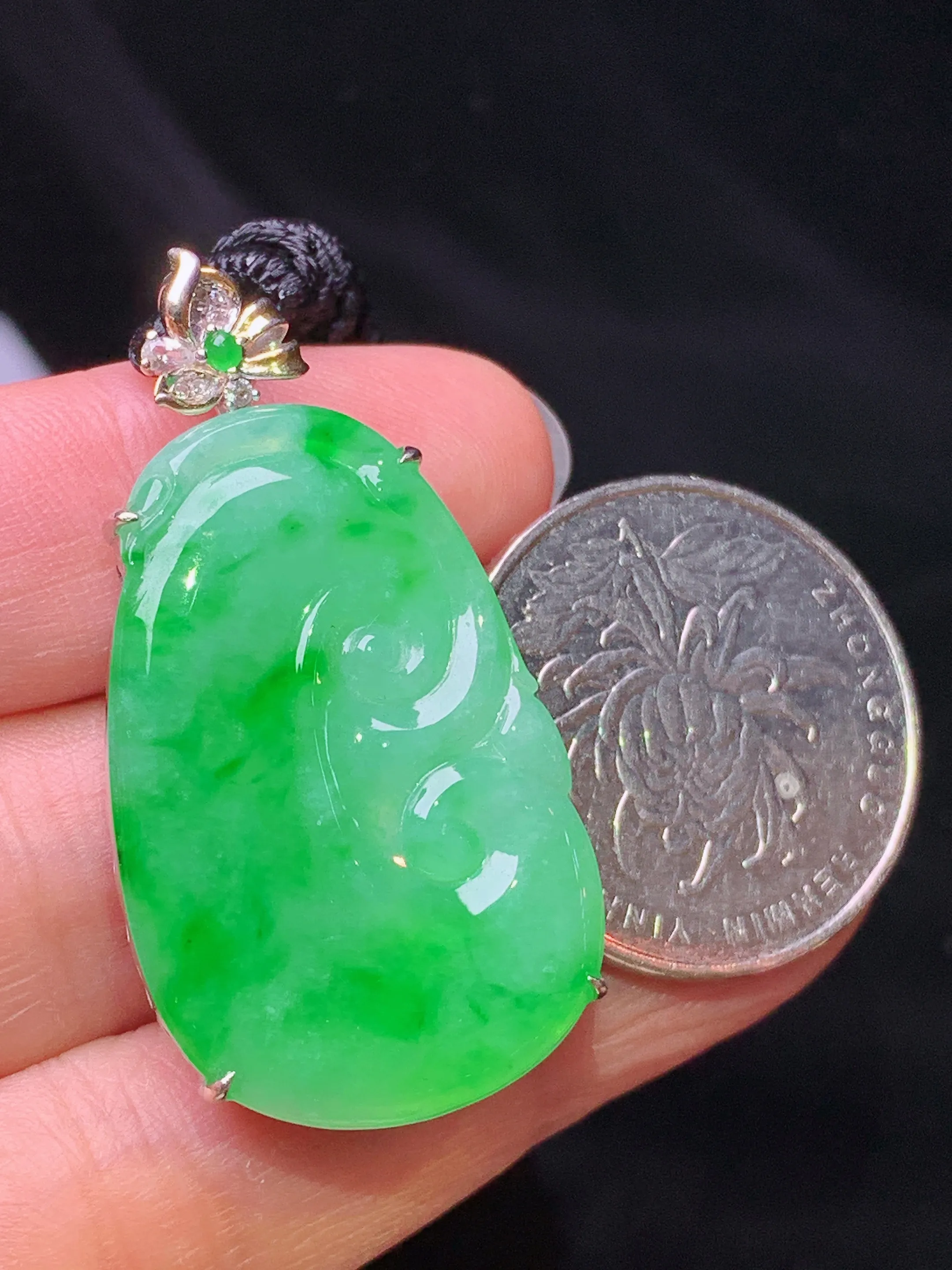 18k金钻镶嵌翠绿如意吊坠 玉质细腻 色泽艳丽清新 整体尺寸40.8*21.2*6.2