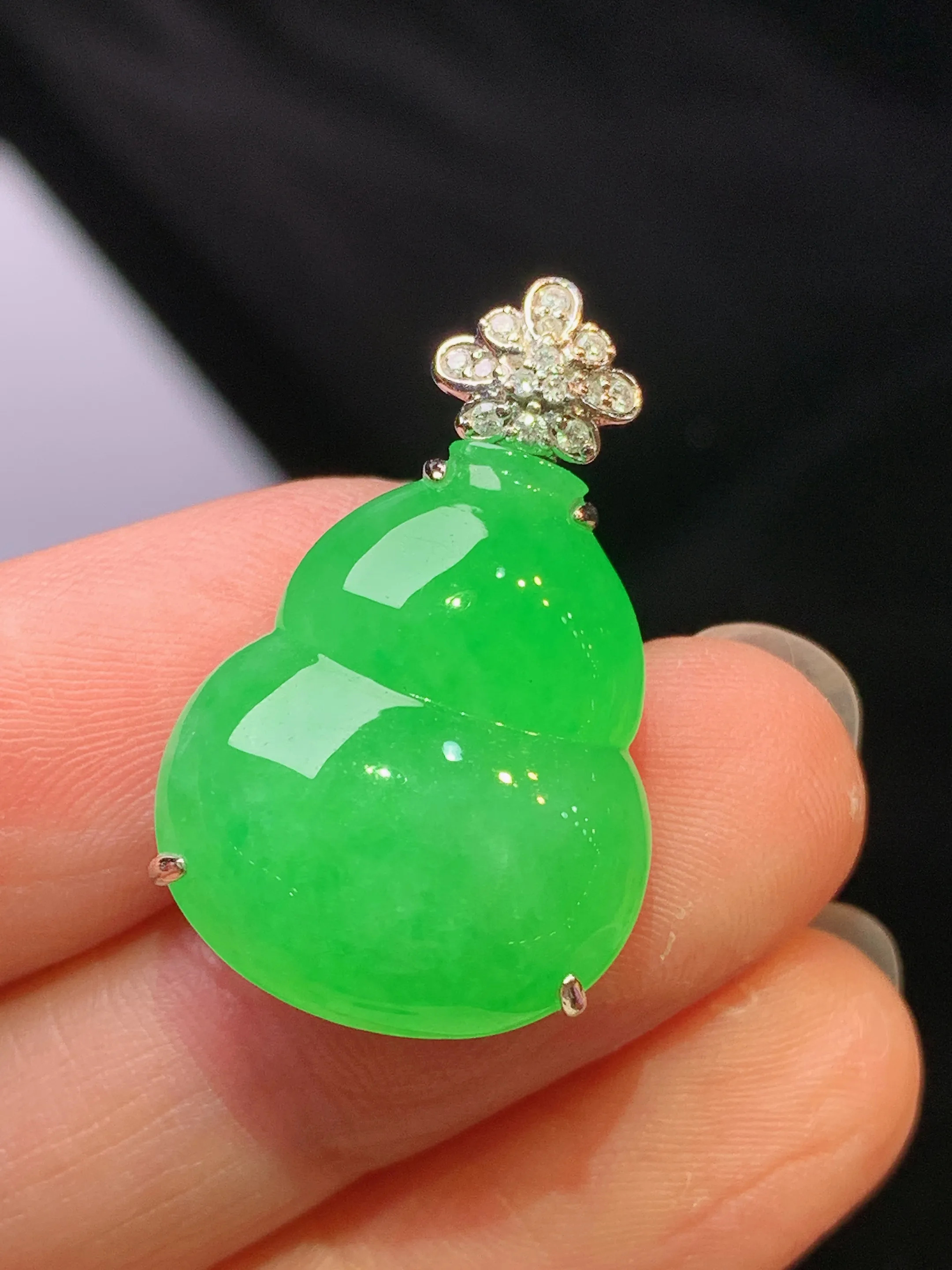 18k金钻镶嵌翠绿葫芦吊坠 玉质细腻 色泽艳丽清新 整体尺寸27.3*17.2*8.7