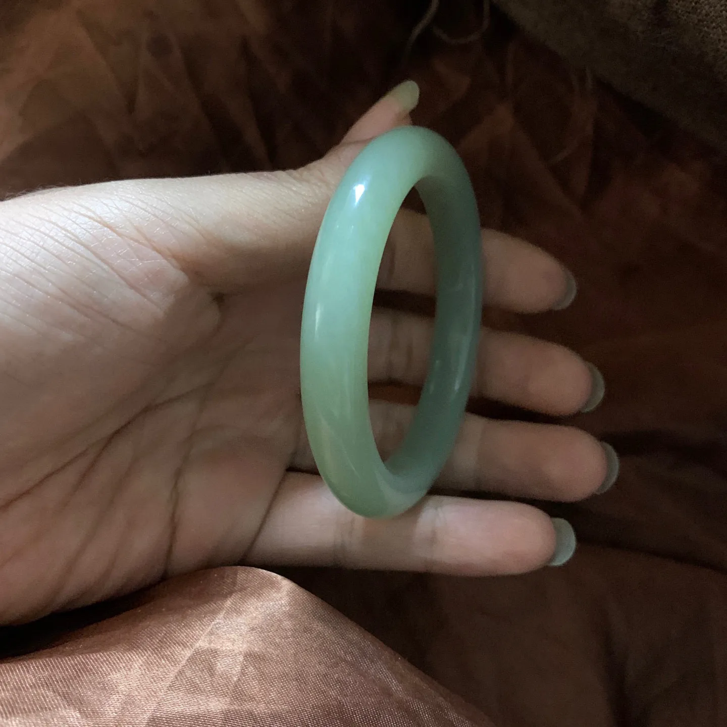 和田玉56圈口且末蓝手镯，镯型古朴典雅。在诗情画意的雨巷相遇，你是我腕间的一抹风情，有你眸有深情.清