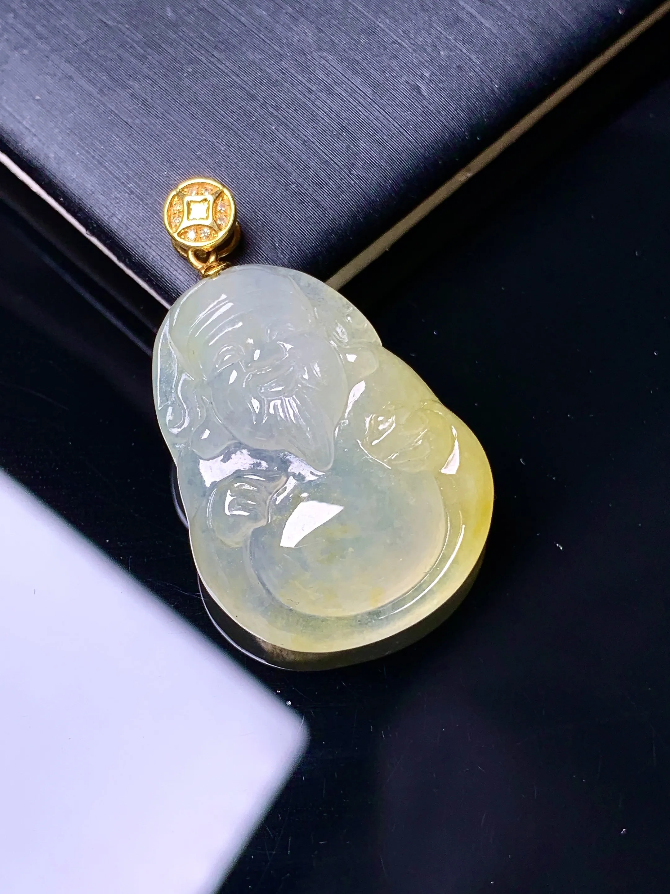 18k金钻镶嵌飘黄翡财神吊坠 玉质细腻 色泽艳丽清新 整体尺寸32.5*20*6