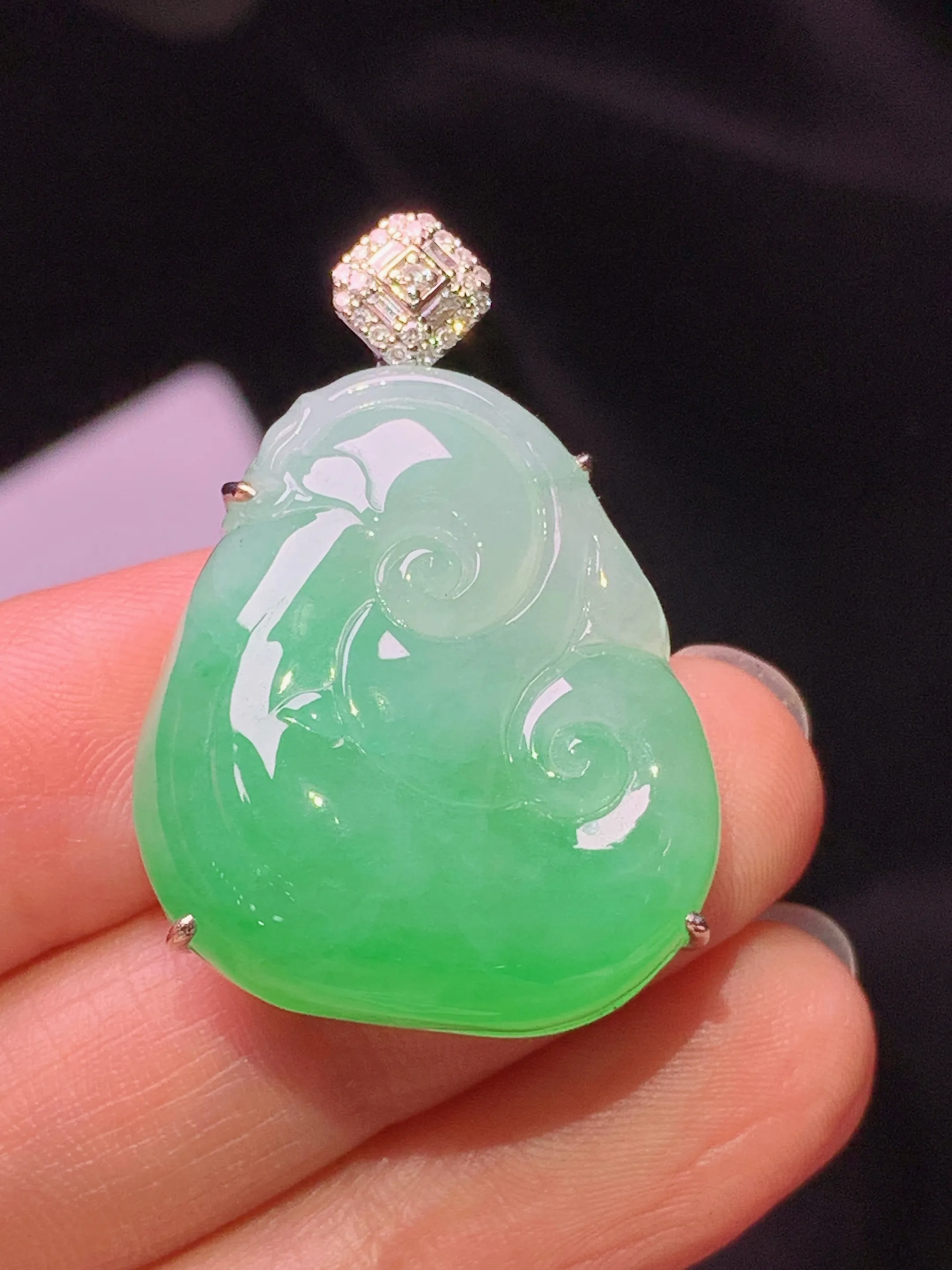 18k金钻镶嵌翠绿如意吊坠 玉质细腻 色泽艳丽清新 整体尺寸34.2*24.2*9.2