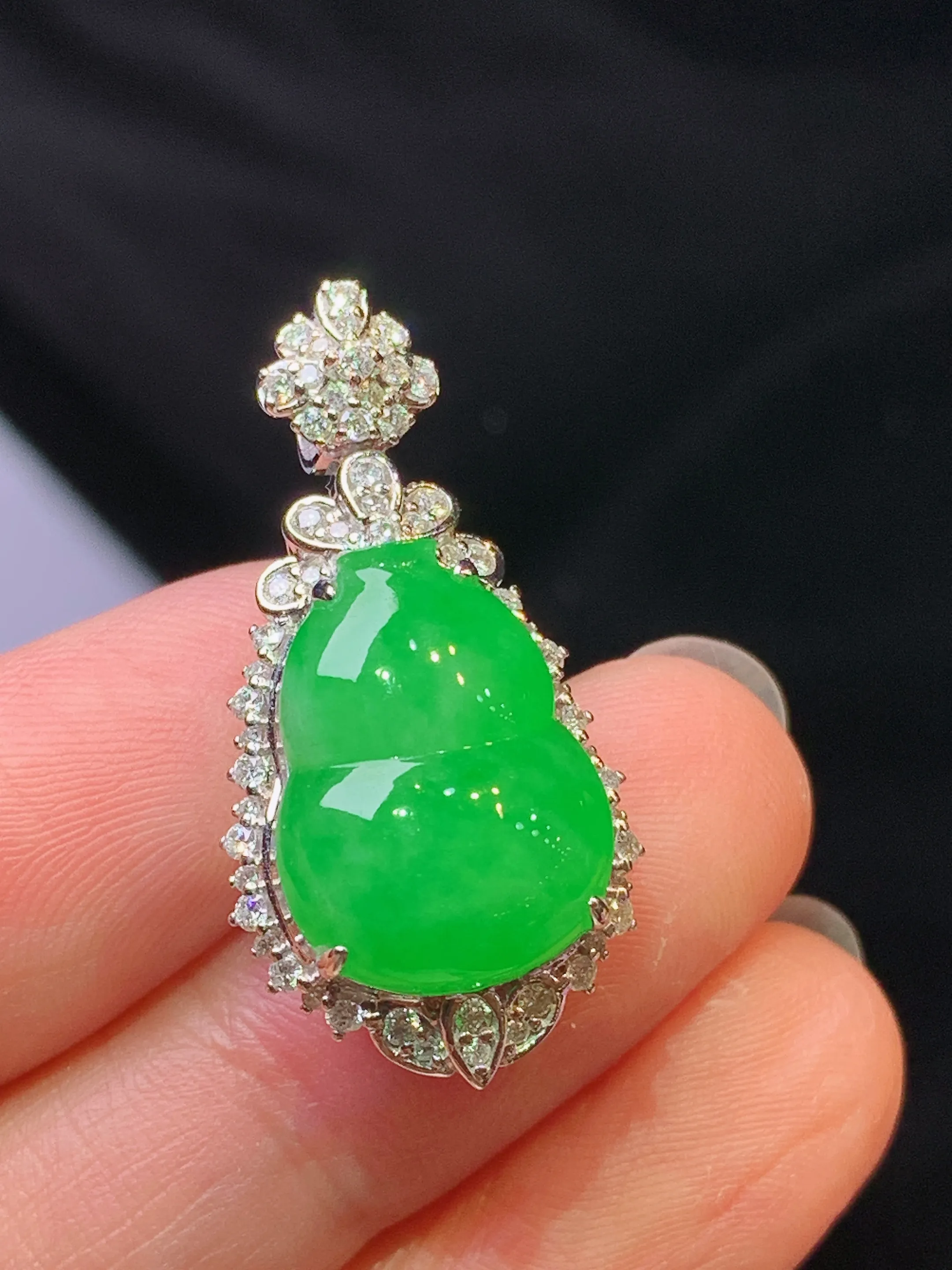 18k金钻镶嵌满绿葫芦吊坠 玉质细腻 色泽艳丽清新 整体尺寸30*15.2*12