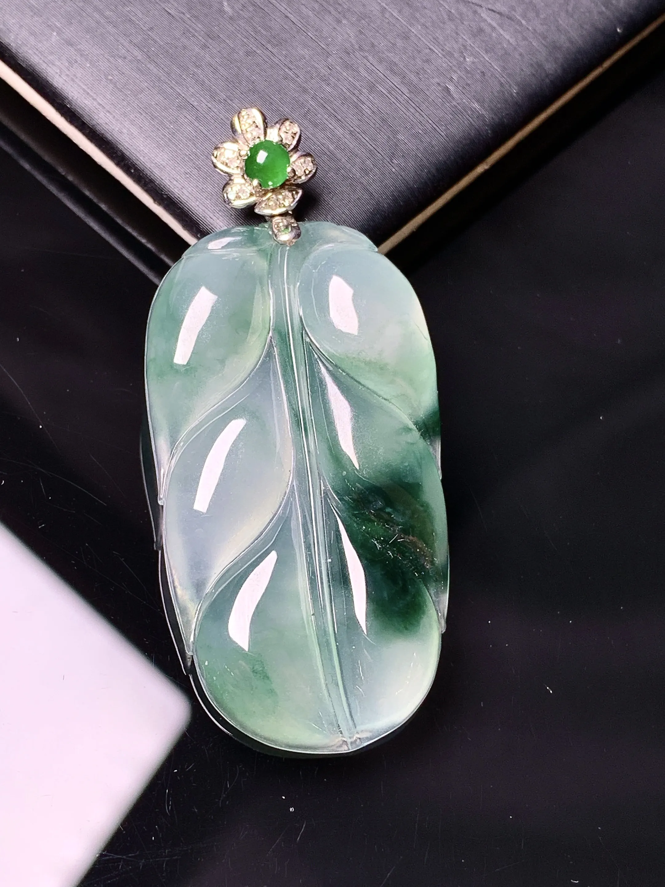 18k金钻镶嵌冰种飘绿树叶吊坠 玉质细腻 色泽艳丽清新 整体尺寸48.2*21.5*4.8