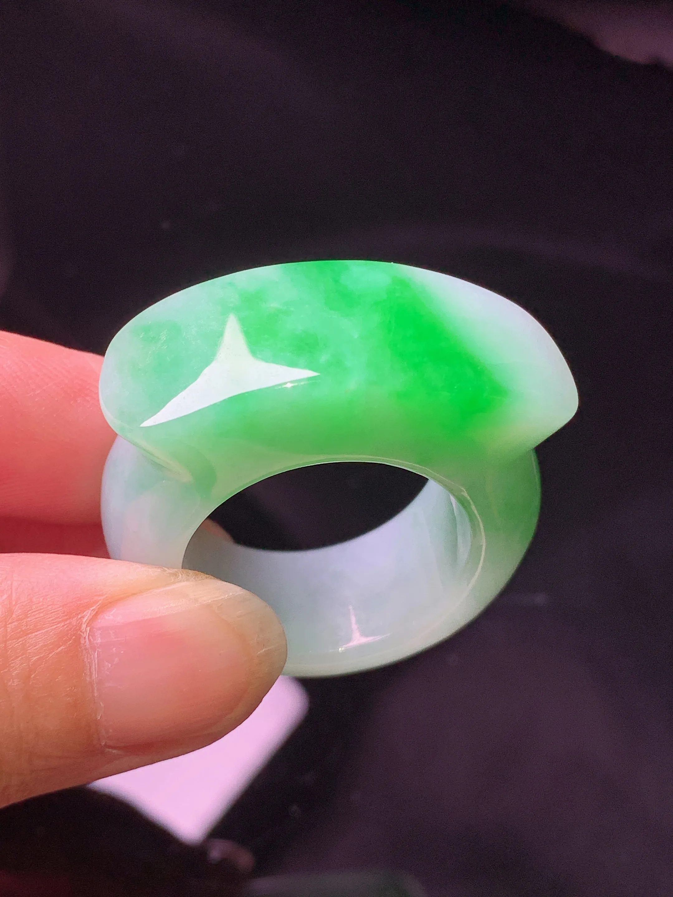 飘绿指环 玉质细腻 色泽艳丽清新 圈口25 整体尺寸34.8*33.6*8.5