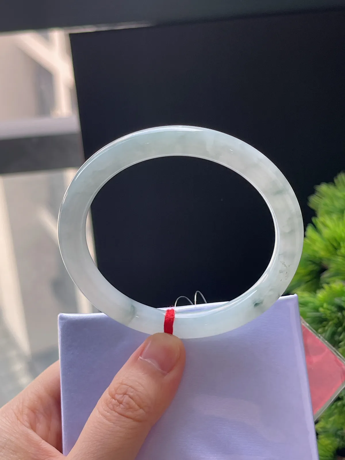 圆镯54.6圈口，翡翠飘蓝花手镯