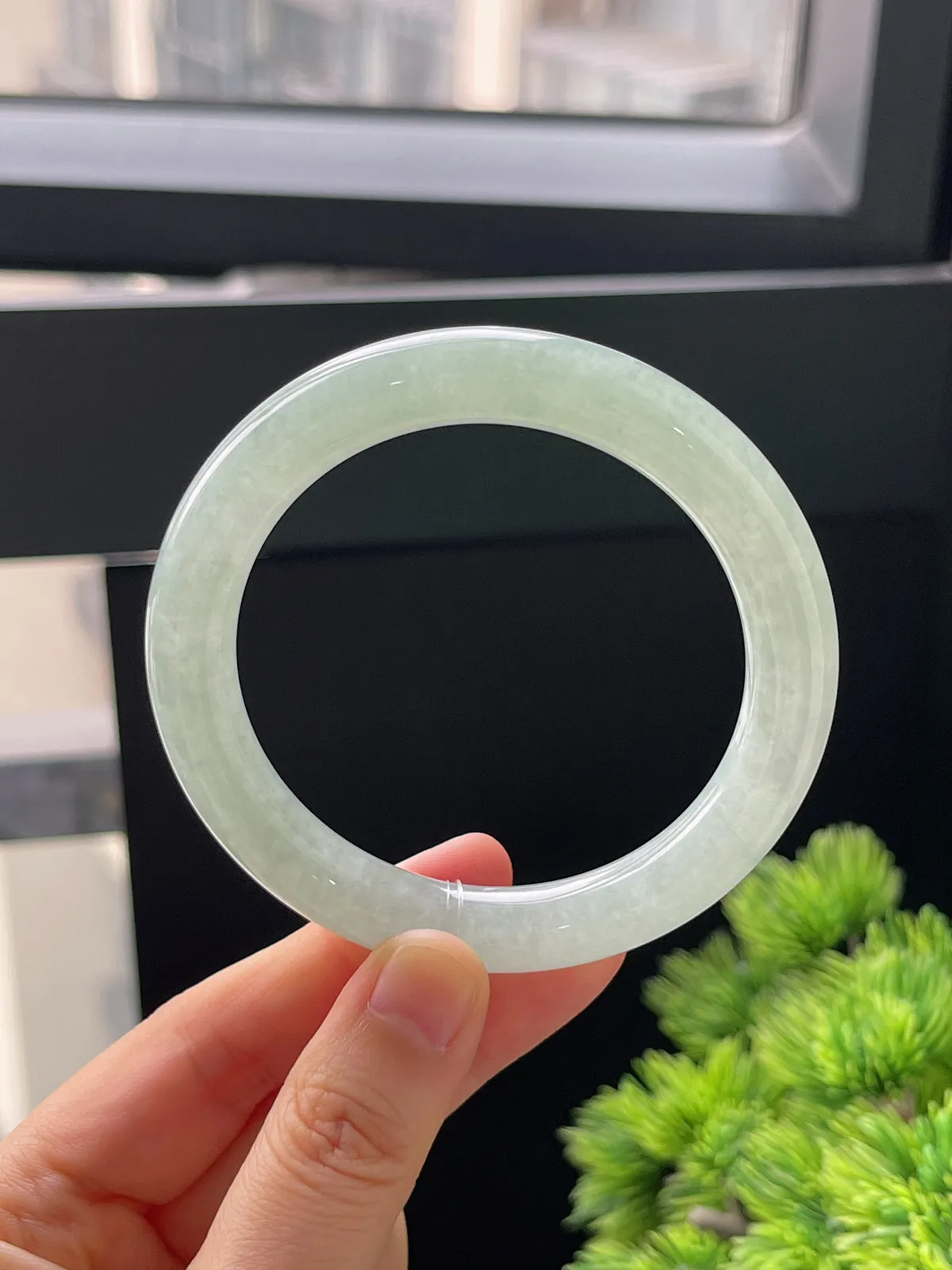 圆镯55.7圈口，翡翠冰糯种浅绿色手镯