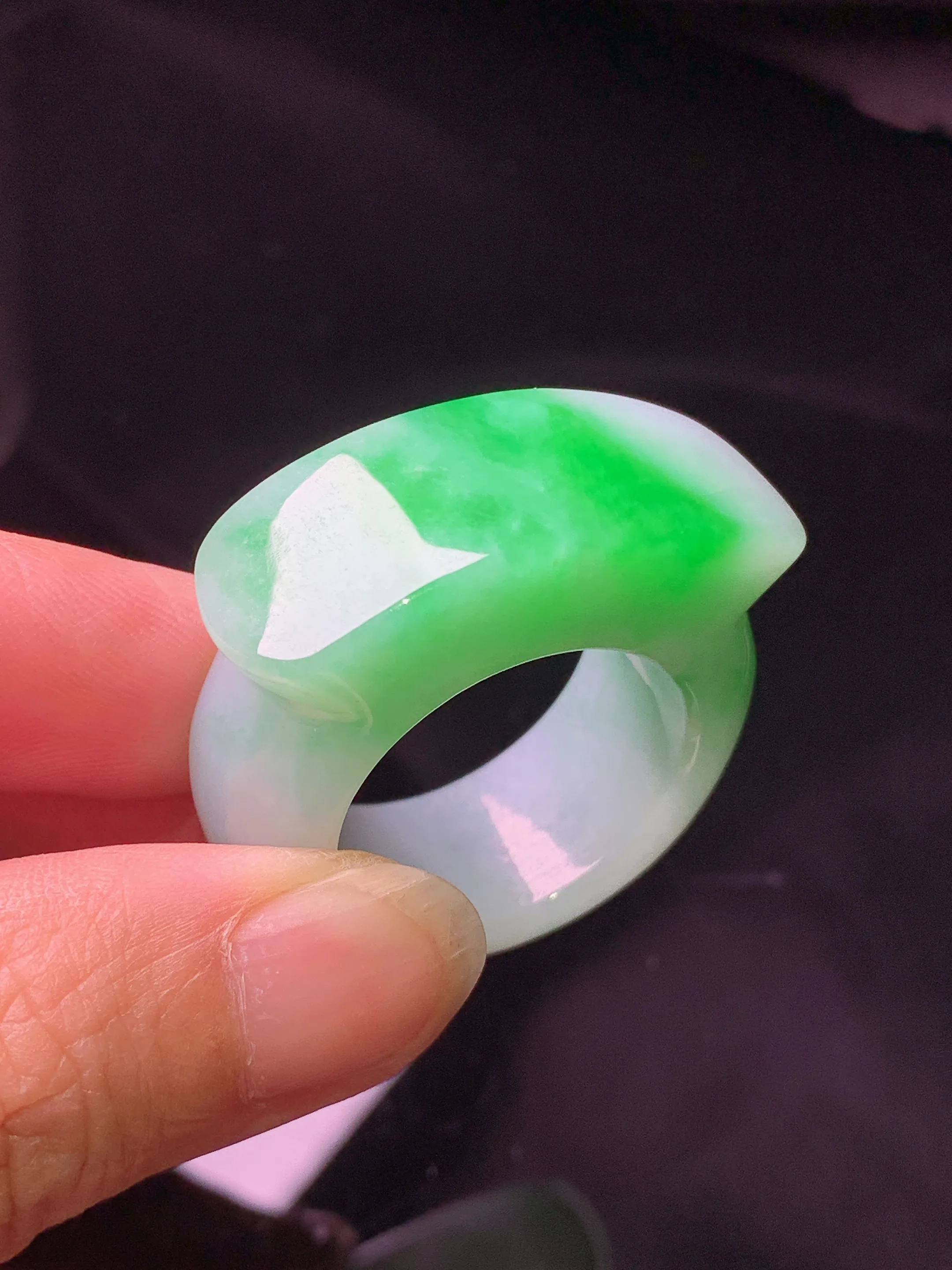 飘绿指环 玉质细腻 色泽艳丽清新 圈口25 整体尺寸34.8*33.6*8.5