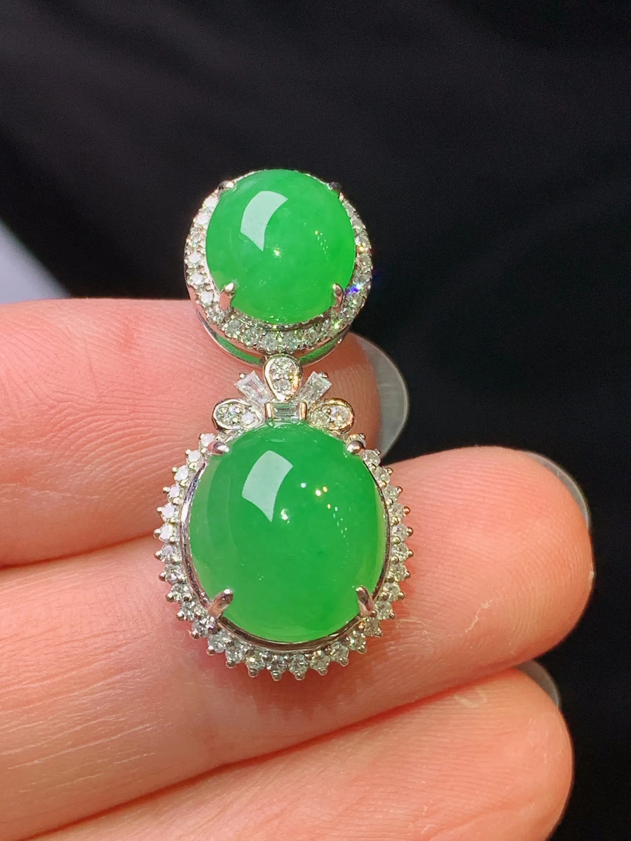 18k金钻镶嵌满绿蛋面组合吊坠 玉质细腻 色泽艳丽清新 整体尺寸28.5*13.8*9.2