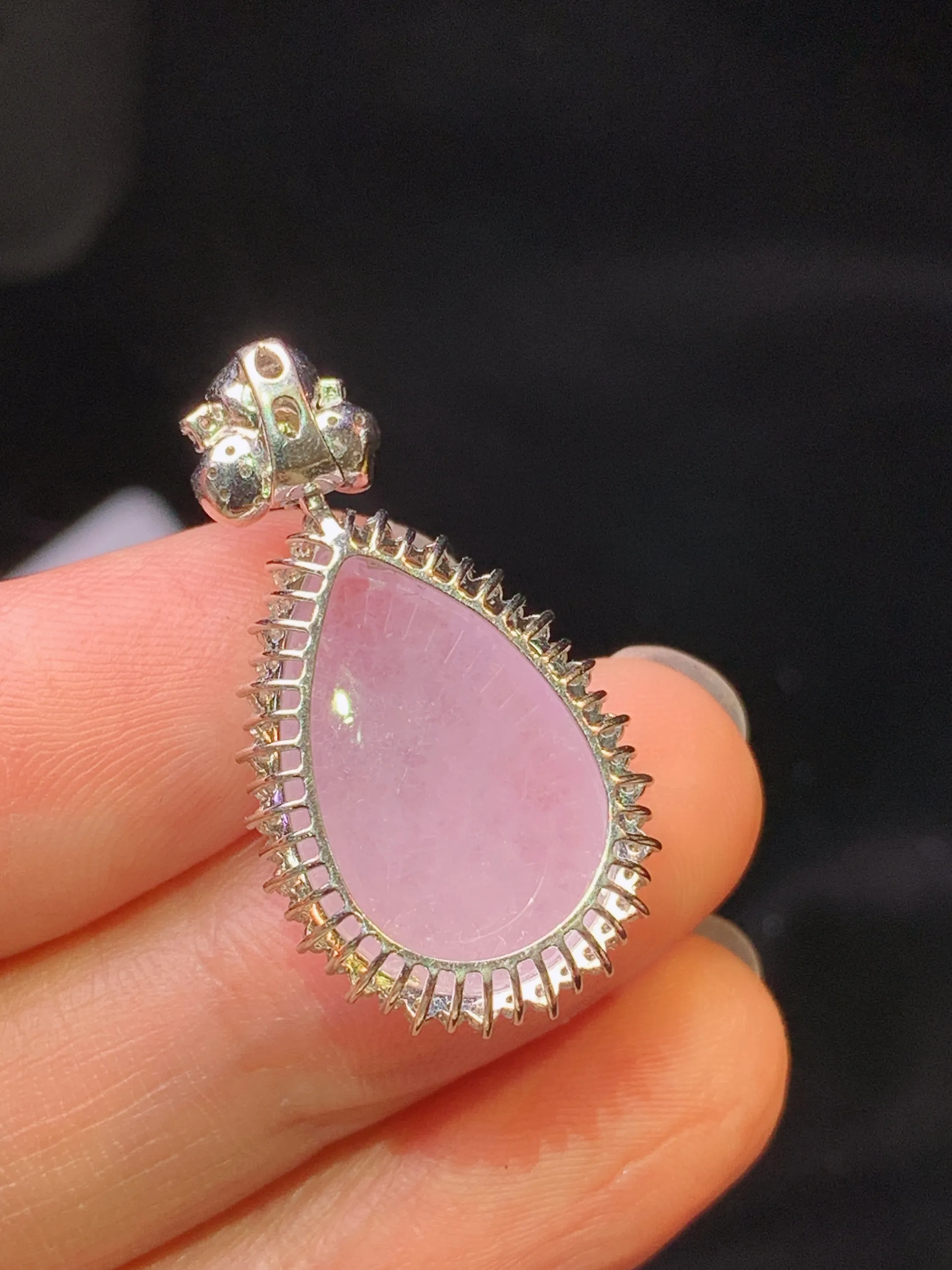 18k金钻镶嵌粉紫罗兰水滴吊坠 玉质细腻 色泽艳丽清新 整体尺寸30.2*16.2*8.2