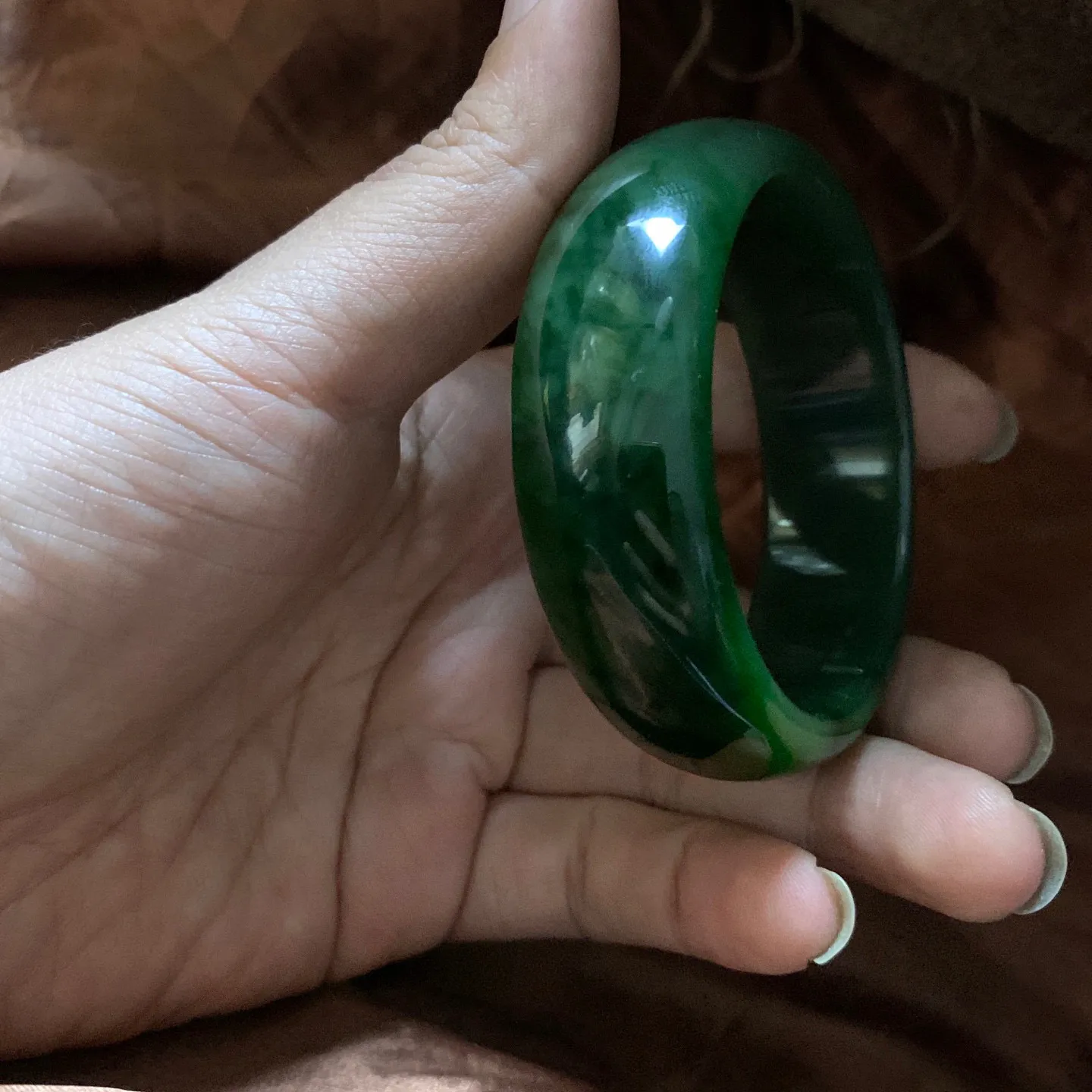 和田玉碧玉56.5圈口菠菜绿手镯，镯型古朴典雅。在诗情画意的雨巷相遇，你是我腕间的一抹风情，有你眸有