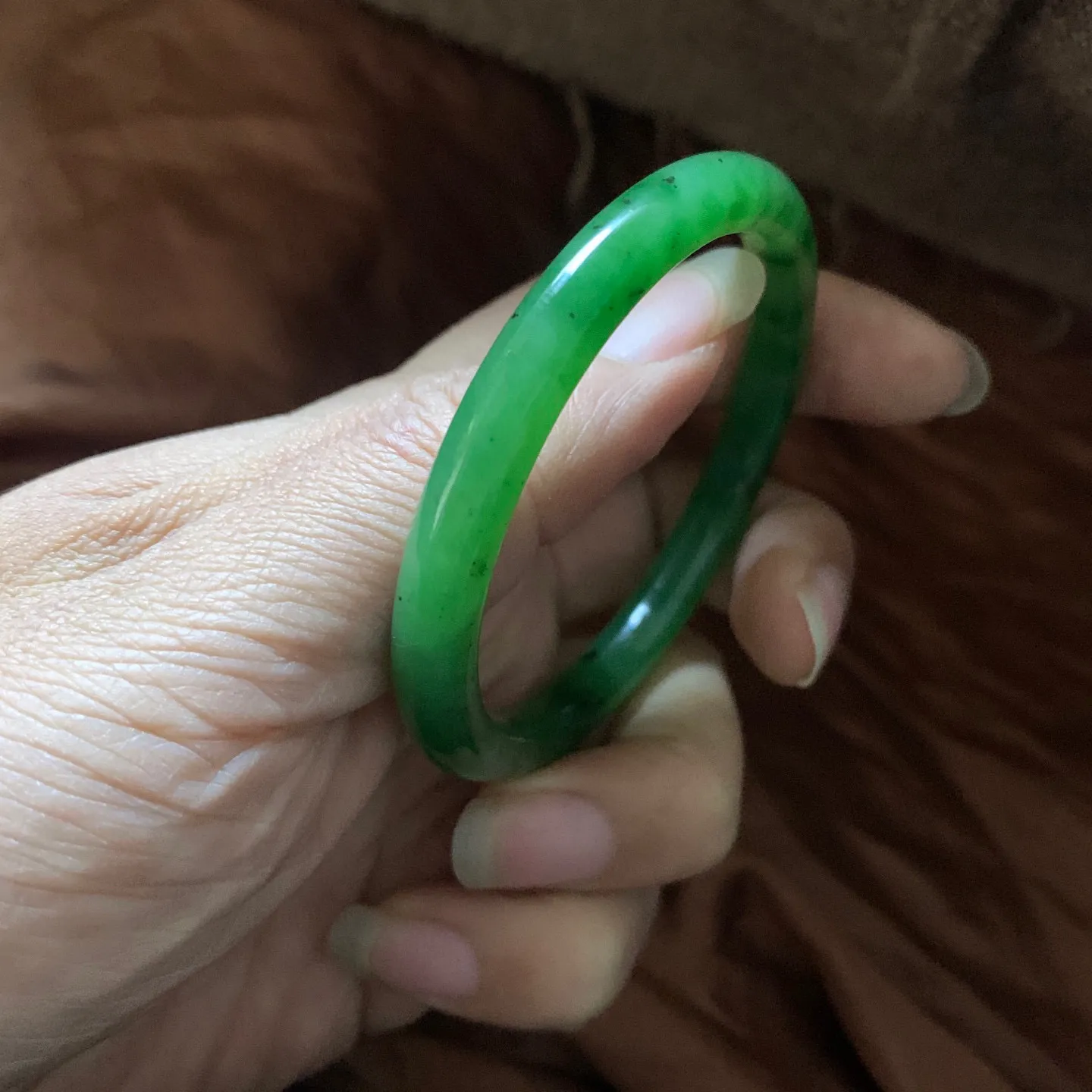 和田玉碧玉54.5圈口苹果绿手镯，镯型古朴典雅。在诗情画意的雨巷相遇，你是我腕间的一抹风情，有你眸有深情.清风荡漾湖间静水，我愿俯身低眉，在烟波涟漪处寻