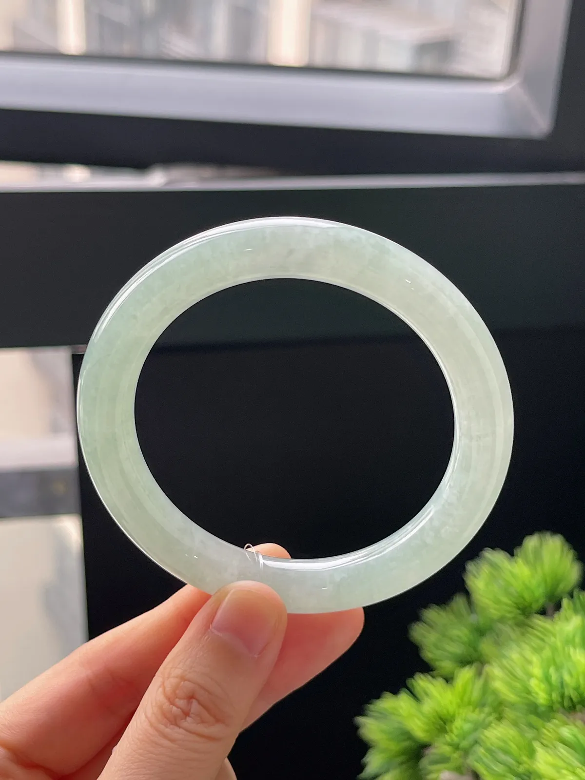 圆镯55.7圈口，翡翠冰糯种浅绿色手镯