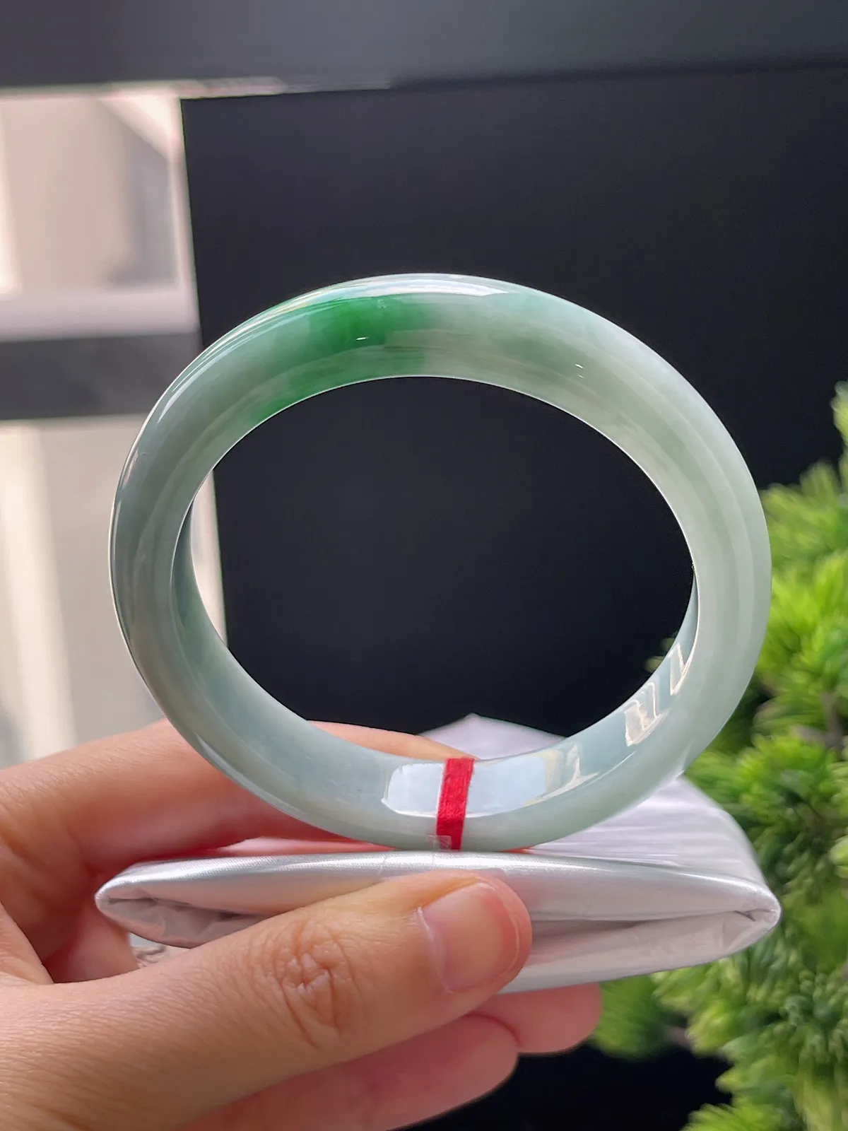 正圈57.7圈口，翡翠糯化种飘绿手镯