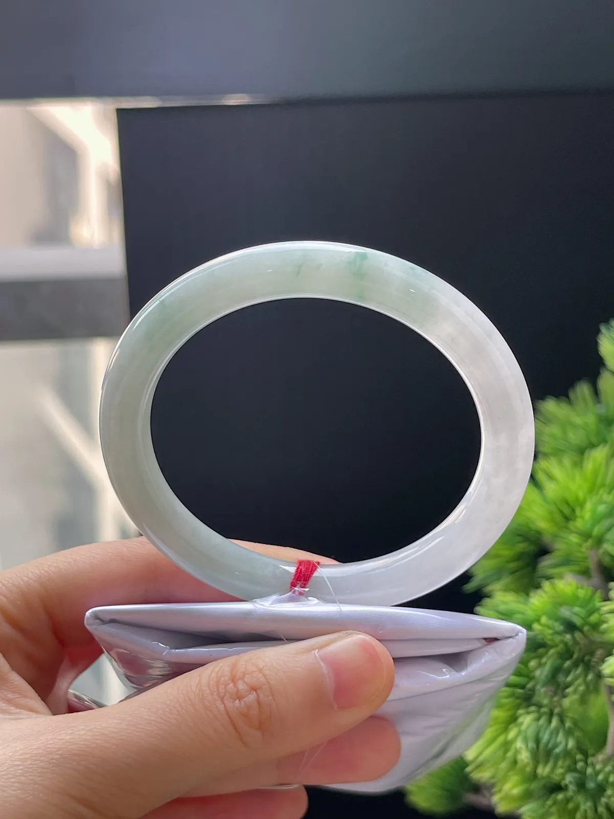 圆镯54.3圈口，翡翠糯化种淡绿色手镯