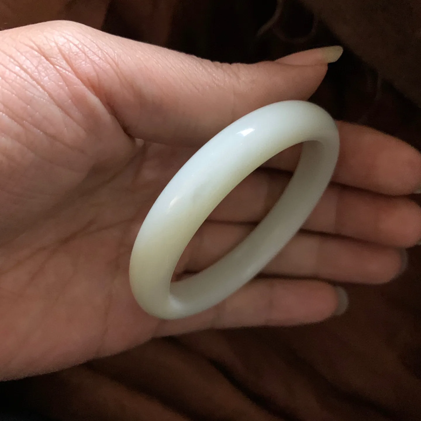 和田玉54.6圈口白玉手镯【挽间柔情】，镯型古朴典雅。在诗情画意的雨巷相遇，你是我腕间的一抹风情，有你眸有深情.清风荡漾湖间静水，我愿俯身低眉，在烟波涟漪处寻