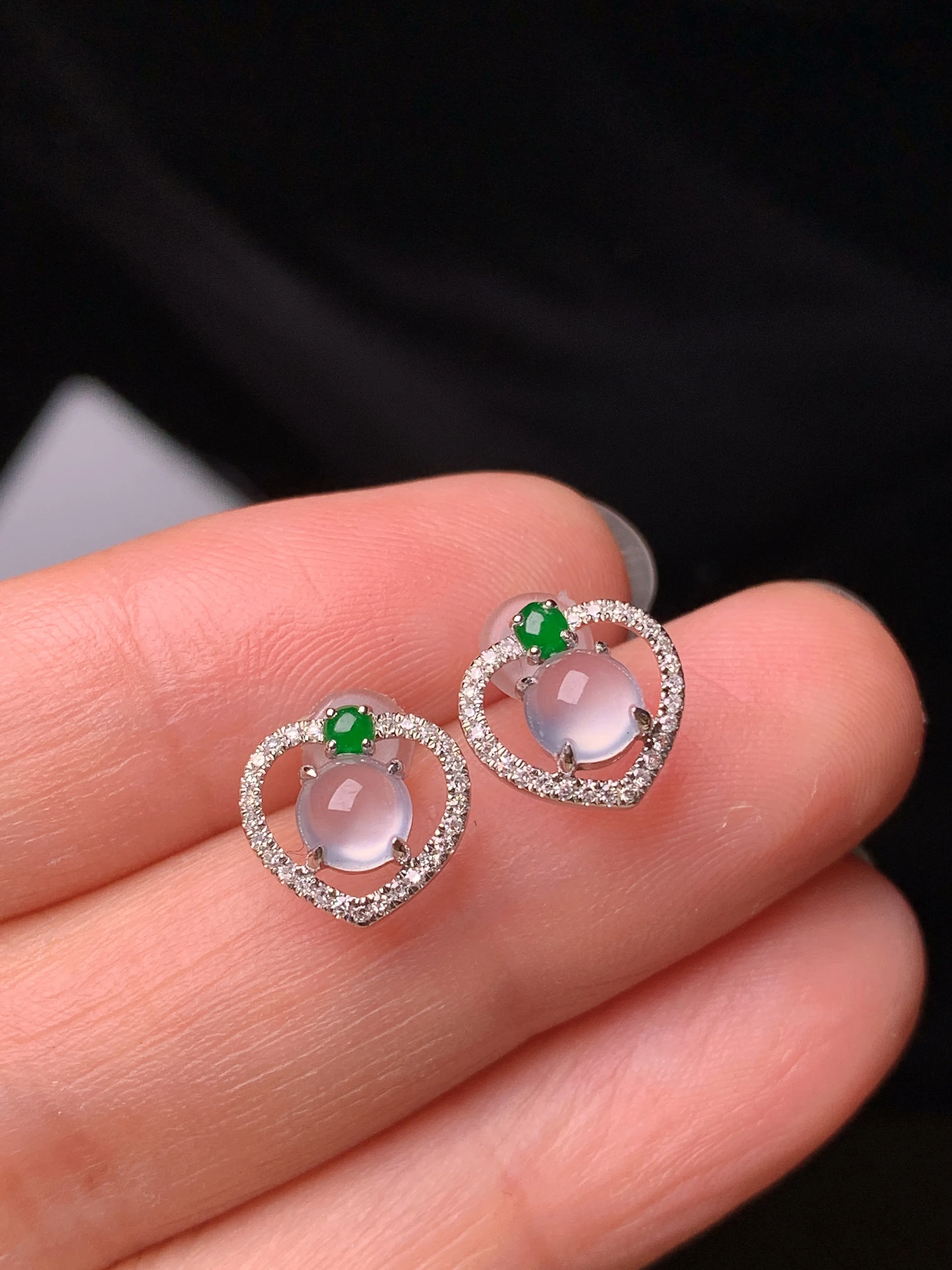 18k金钻镶嵌冰种蛋面耳钉 玉质细腻 色泽艳丽清新 整体尺寸9.5*9.8*4.3