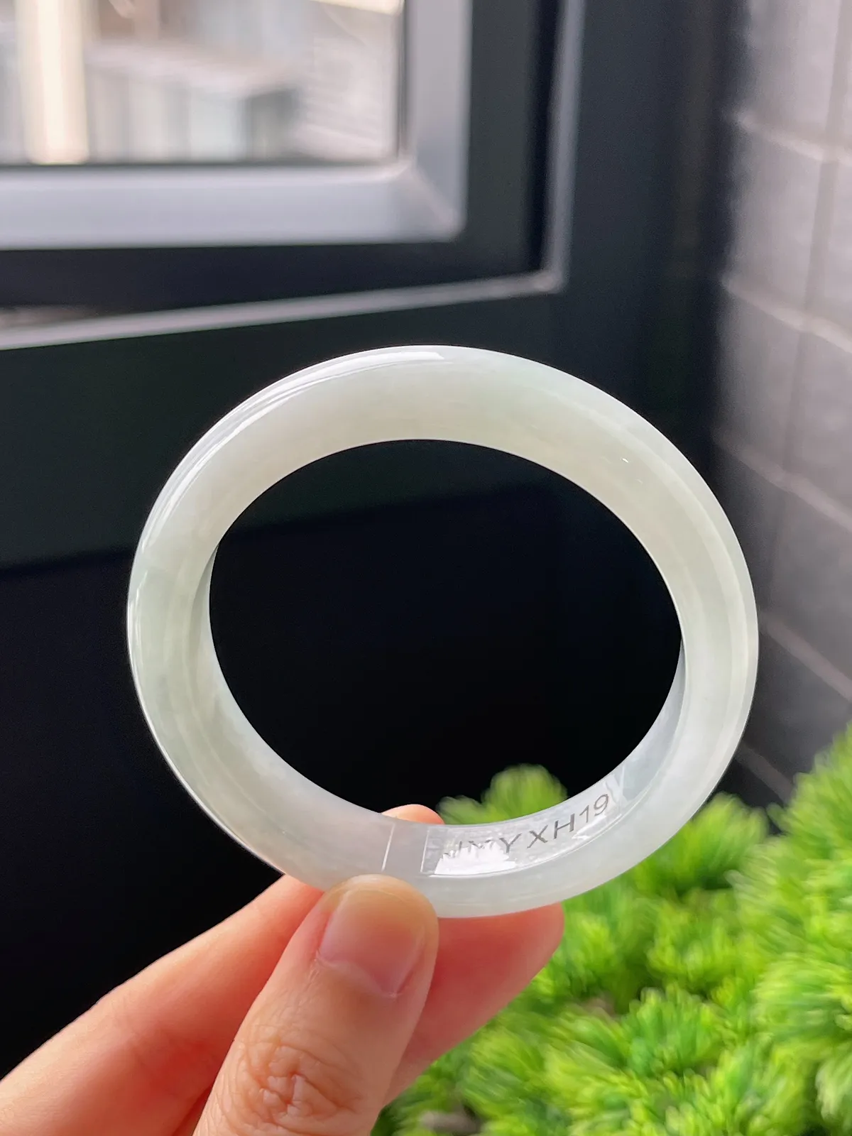 正圈51.8圈口，翡翠冰糯种淡绿色手镯