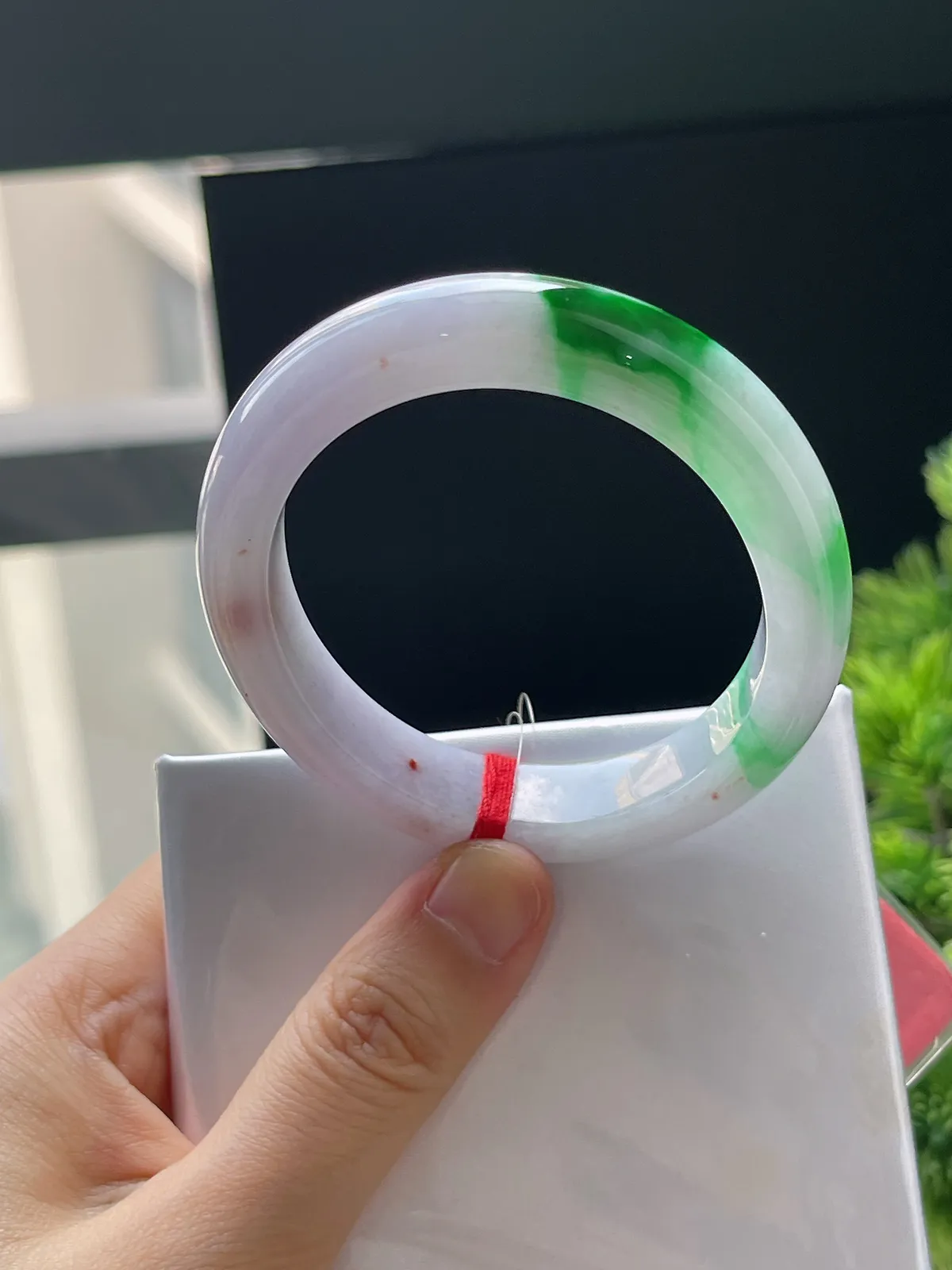 贵妃镯52.5圈口，翡翠糯化种辣绿色手镯