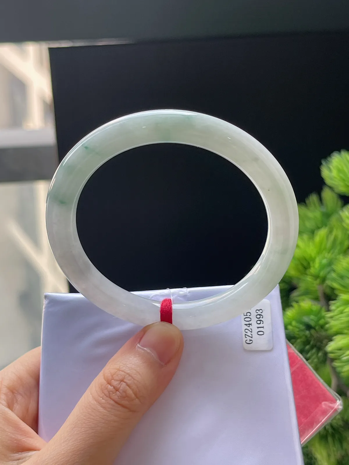 圆镯54.3圈口，翡翠糯化种淡绿色手镯