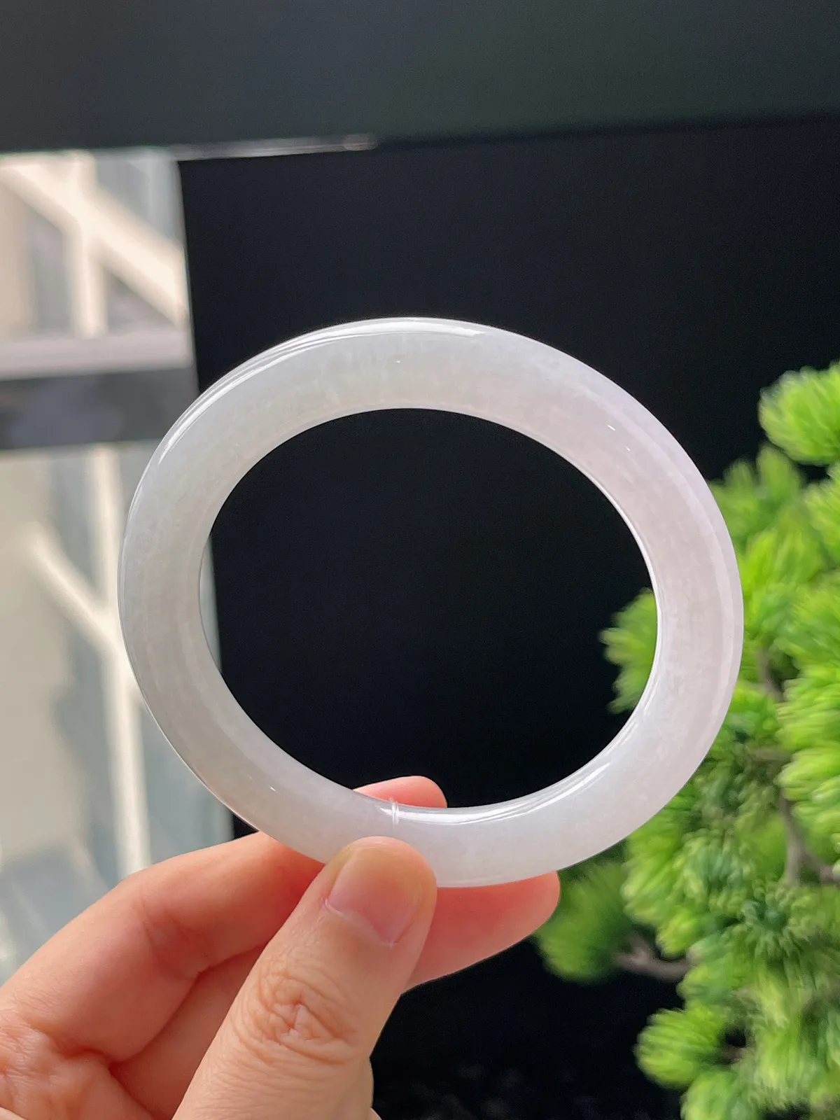 圆镯55.6圈口，翡翠冰糯种淡紫色手镯