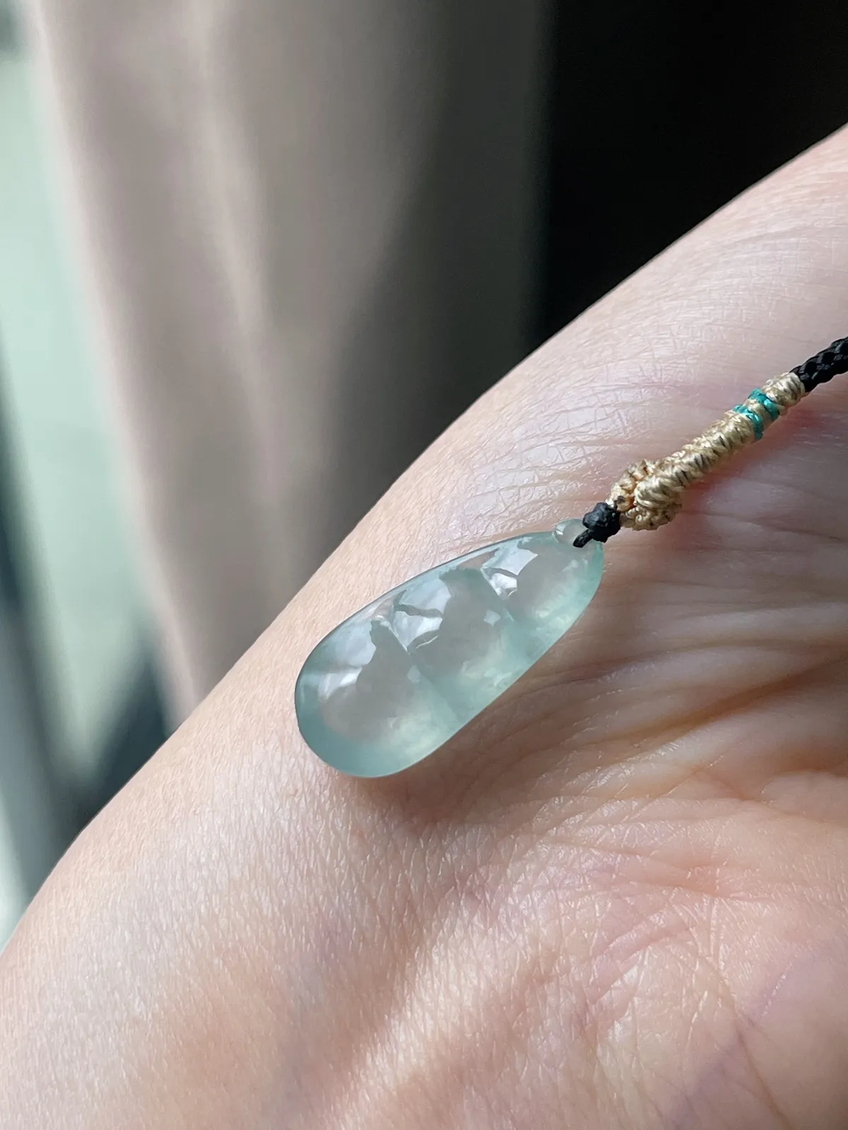 翡翠冰种淡绿色福豆吊坠