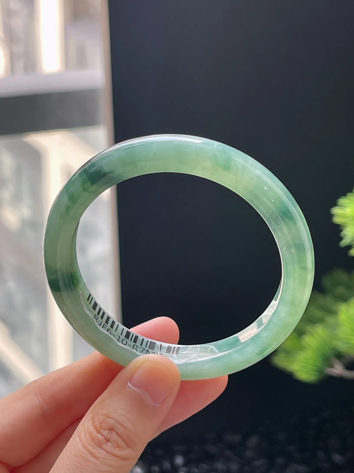 正圈54.2圈口，翡翠糯化种飘绿手镯