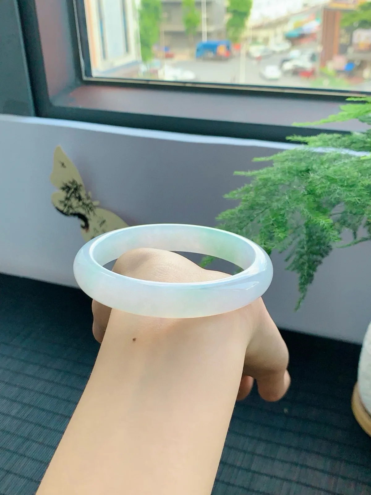 冰飘绿翡翠手镯，清泉般泌人心脾，丝丝绿润进心田，如清风徐来，令人心旷神怡，有种独一无二的诗意美
【尺寸】61-12-8mm