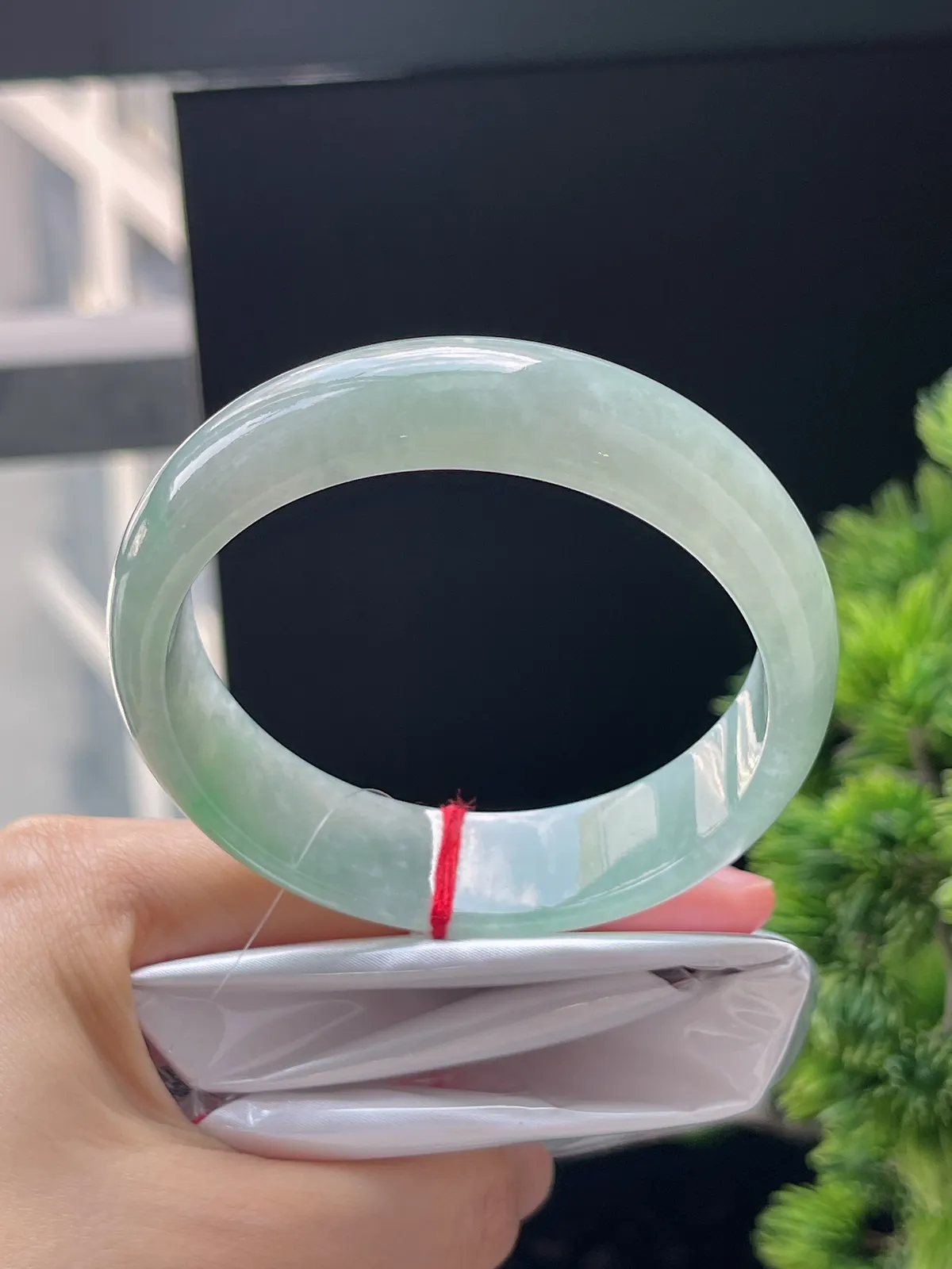 正圈59.3，翡翠飘绿宽版手镯